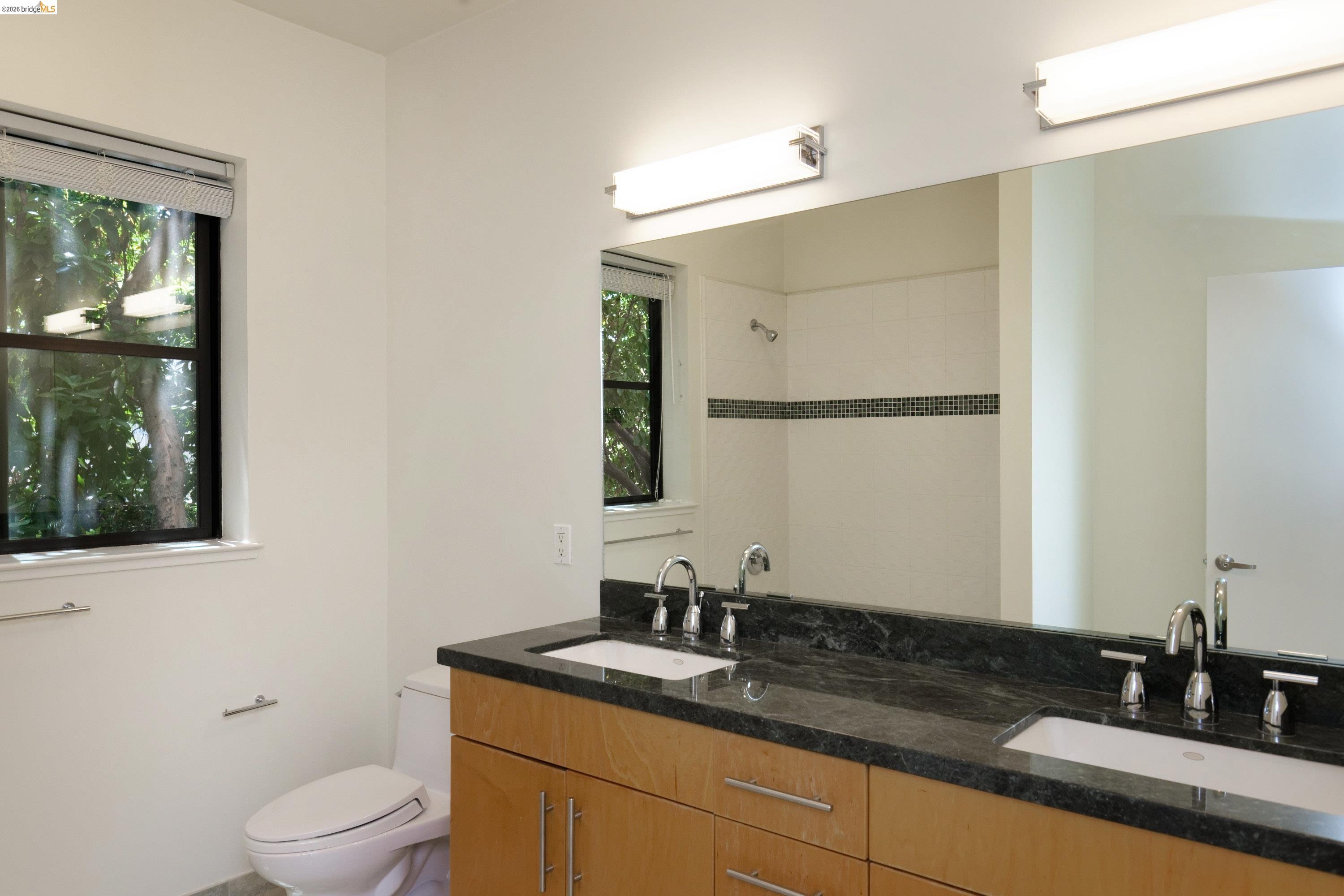 Detail Gallery Image 27 of 42 For 1565 32nd Street #4,  Oakland,  CA 94608 - 3 Beds | 3 Baths