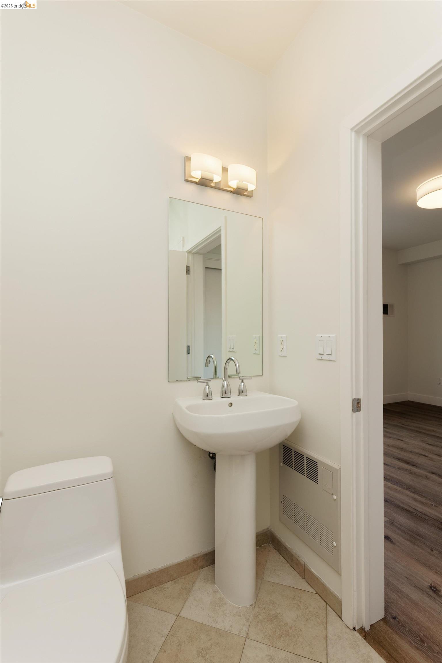 Detail Gallery Image 30 of 42 For 1565 32nd Street #4,  Oakland,  CA 94608 - 3 Beds | 3 Baths