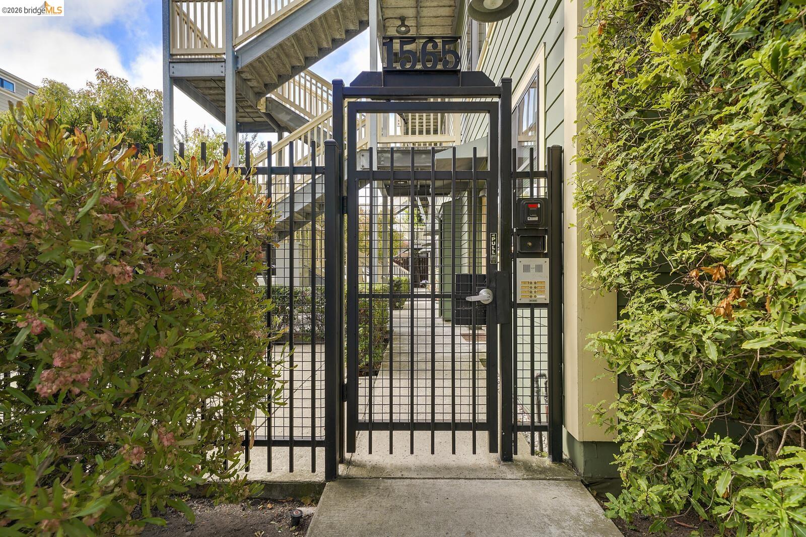 Detail Gallery Image 33 of 42 For 1565 32nd Street #4,  Oakland,  CA 94608 - 3 Beds | 3 Baths