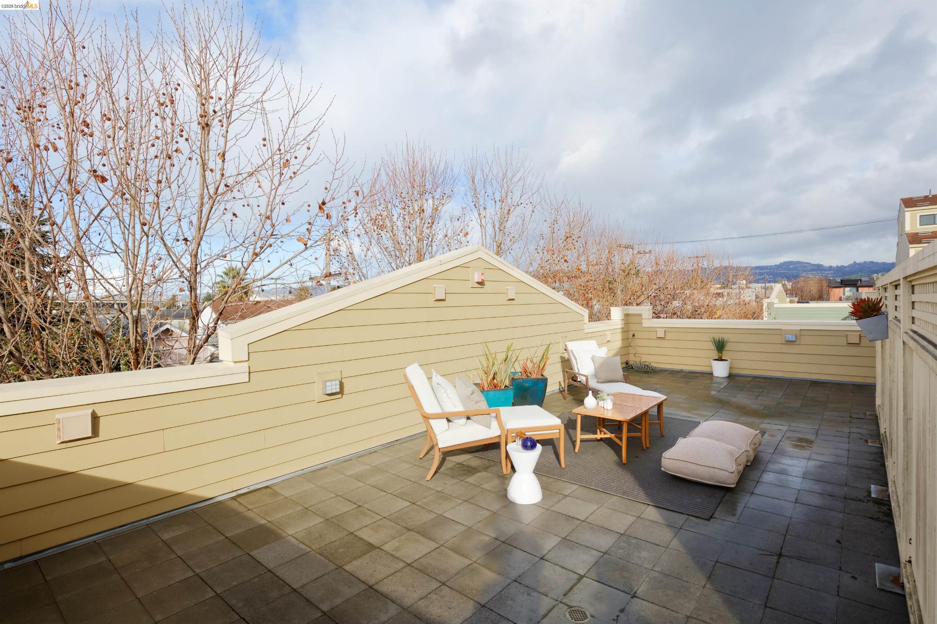 Detail Gallery Image 34 of 42 For 1565 32nd Street #4,  Oakland,  CA 94608 - 3 Beds | 3 Baths