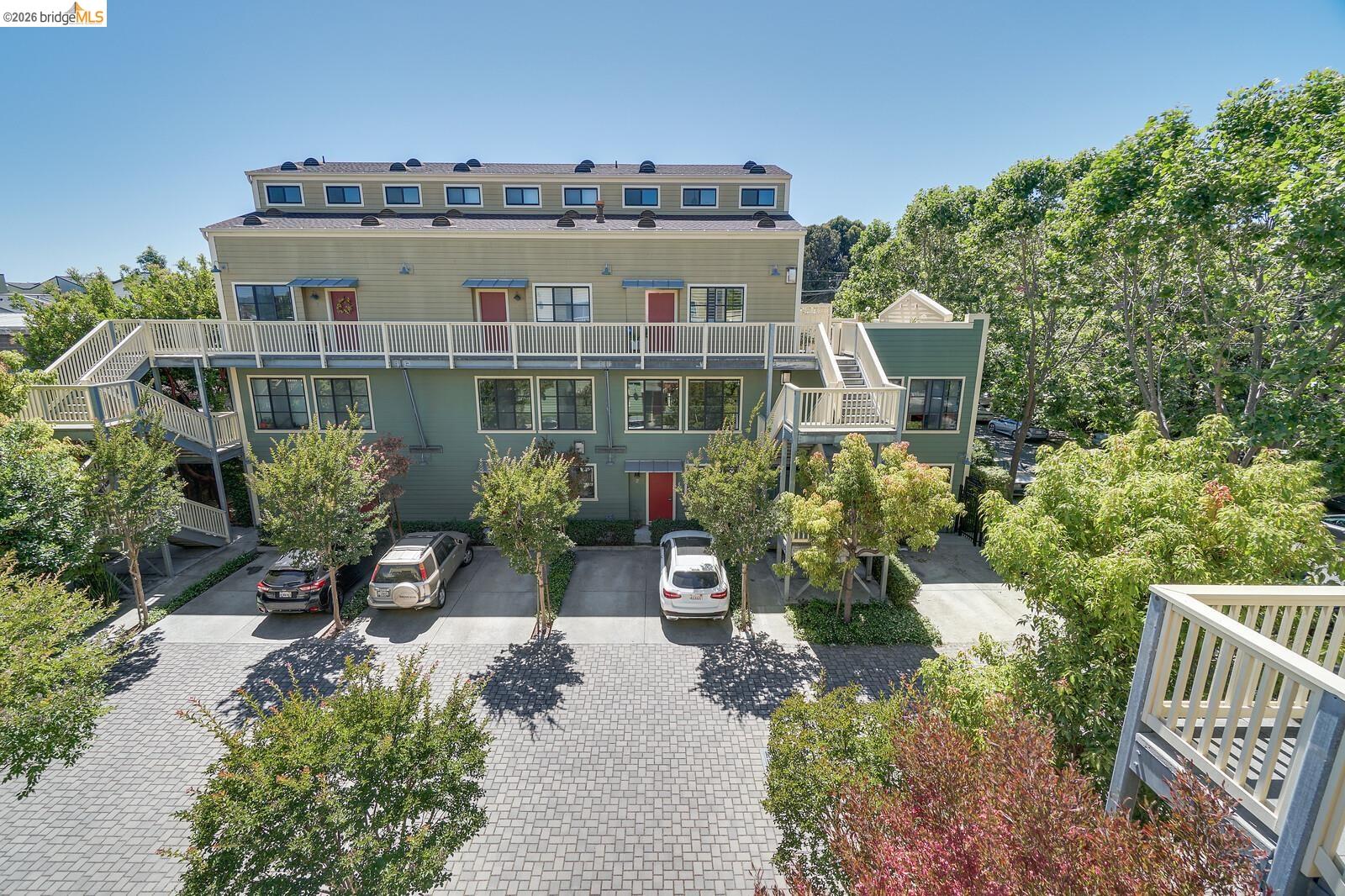 Detail Gallery Image 35 of 42 For 1565 32nd Street #4,  Oakland,  CA 94608 - 3 Beds | 3 Baths