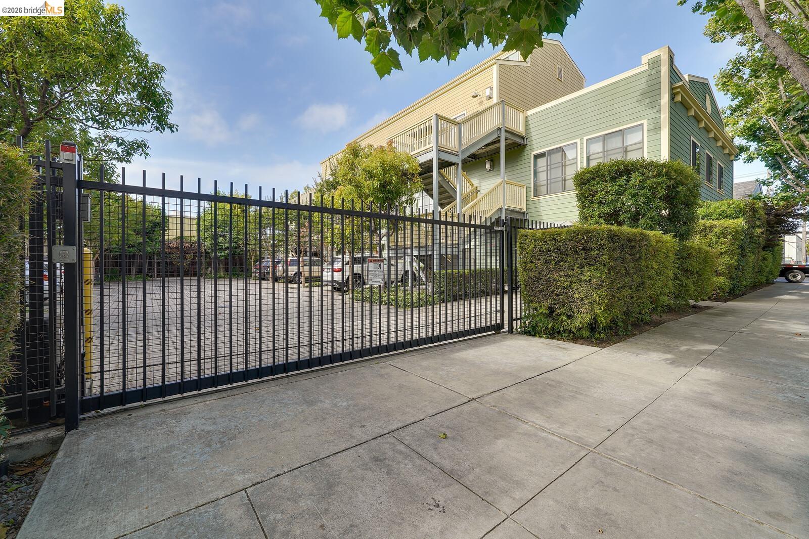 Detail Gallery Image 36 of 42 For 1565 32nd Street #4,  Oakland,  CA 94608 - 3 Beds | 3 Baths