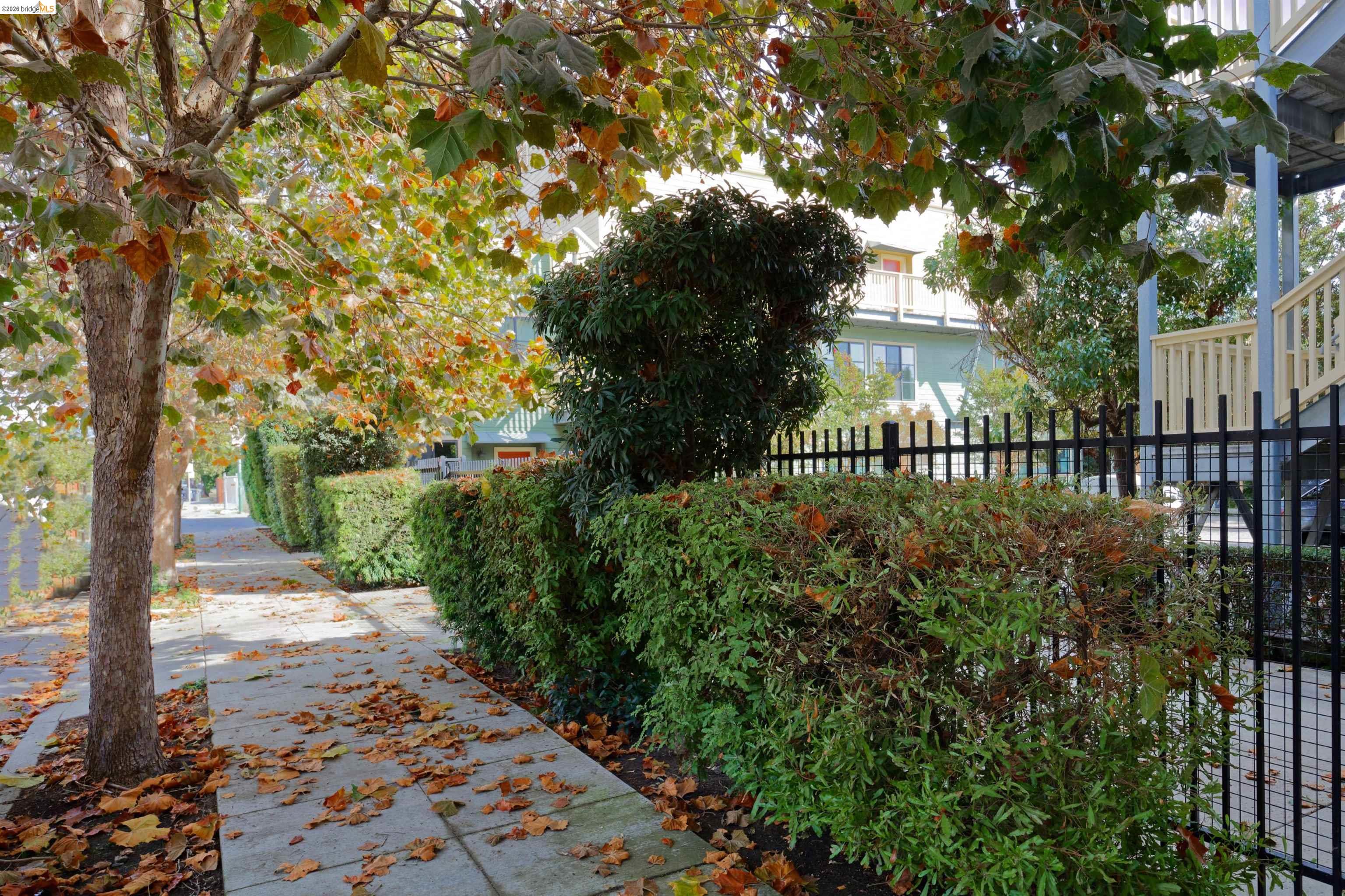 Detail Gallery Image 42 of 42 For 1565 32nd Street #4,  Oakland,  CA 94608 - 3 Beds | 3 Baths