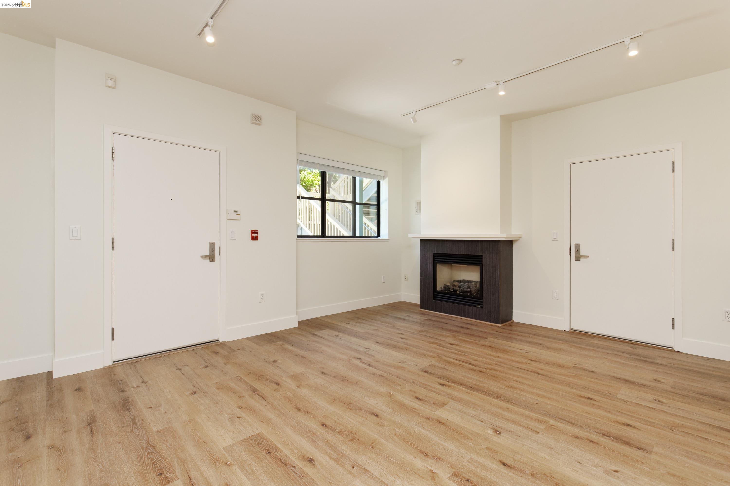 Detail Gallery Image 7 of 42 For 1565 32nd Street #4,  Oakland,  CA 94608 - 3 Beds | 3 Baths