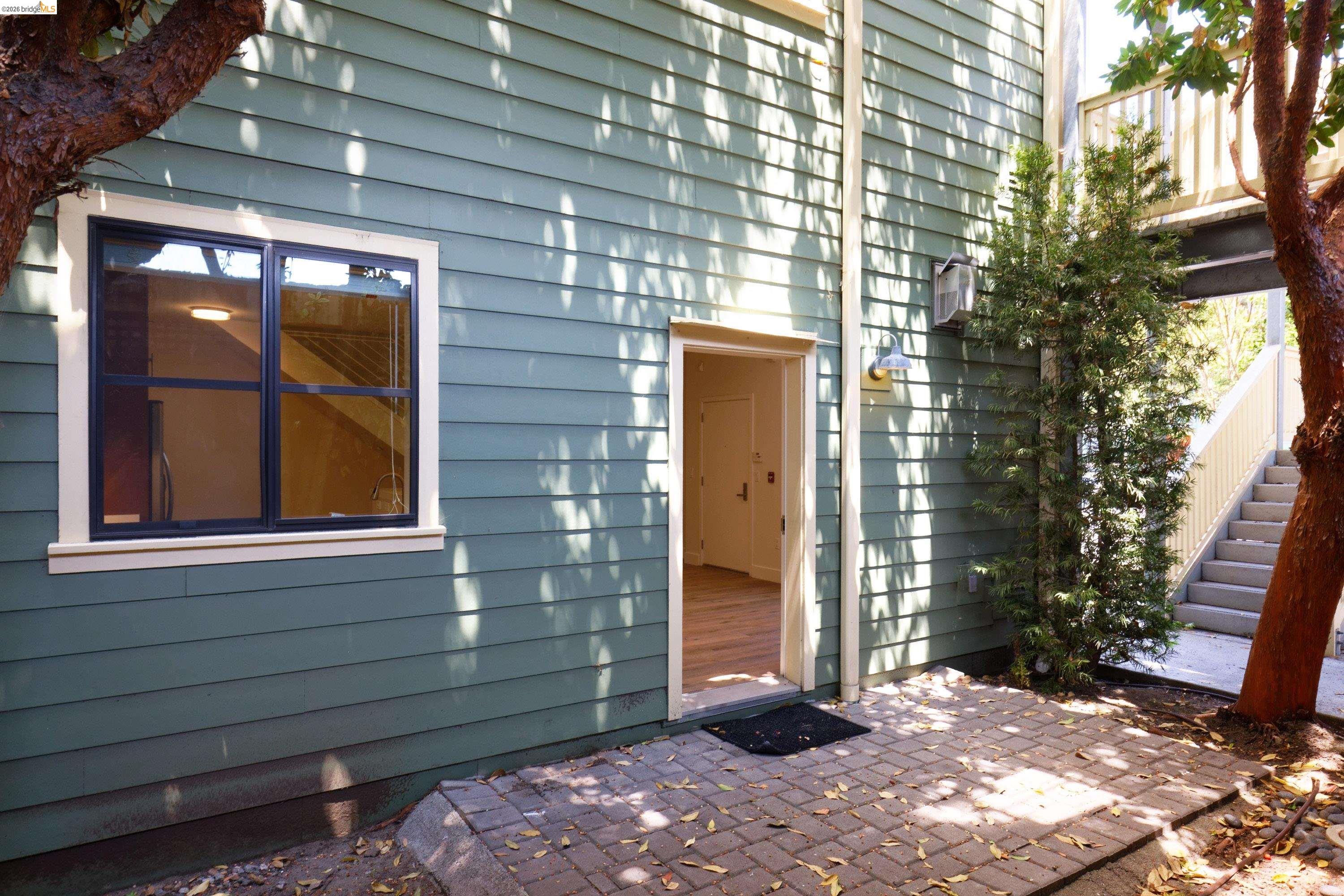 Detail Gallery Image 10 of 42 For 1565 32nd Street #4,  Oakland,  CA 94608 - 3 Beds | 3 Baths