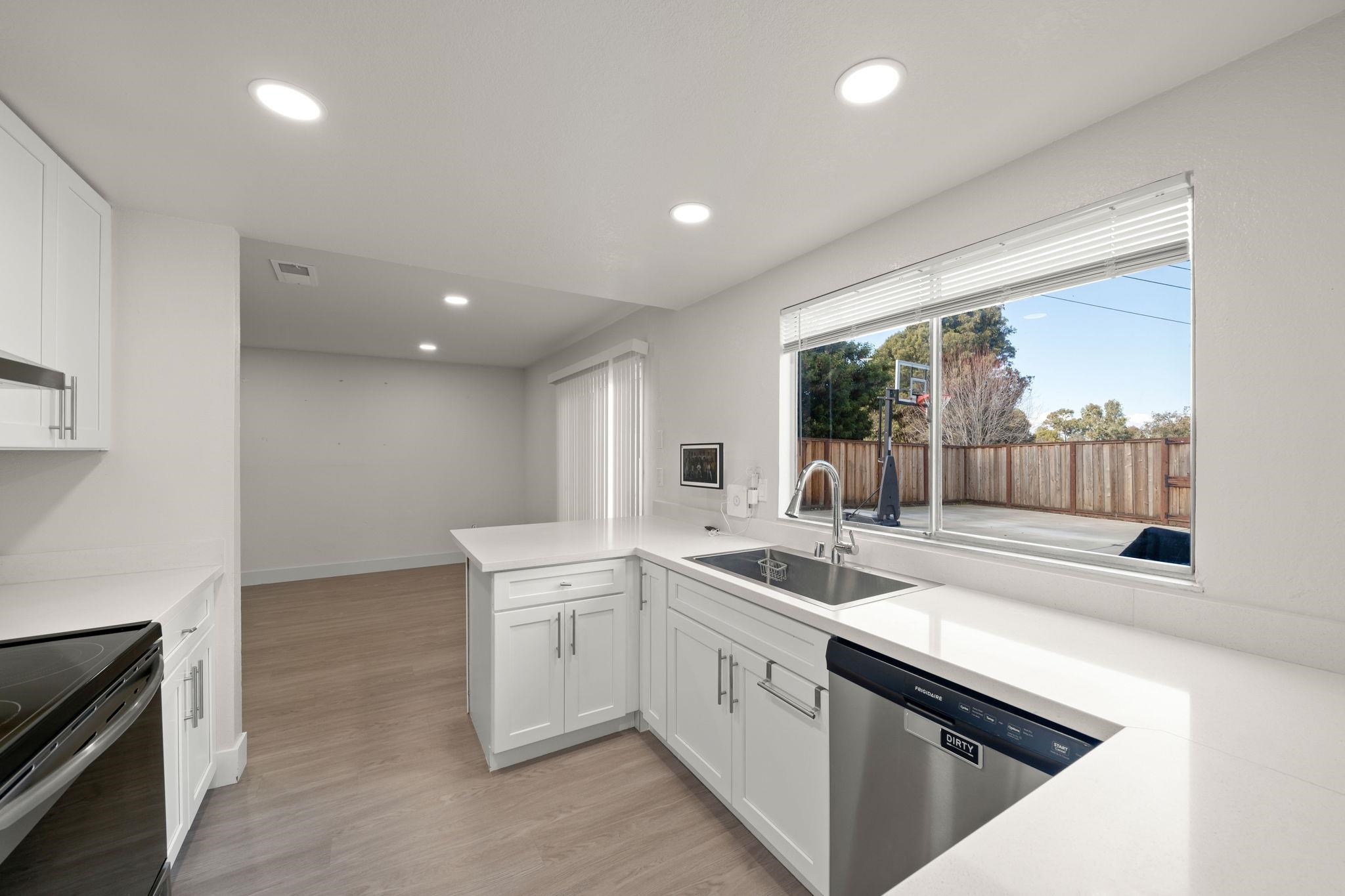 Detail Gallery Image 8 of 29 For 882 Coral Ridge Cir, Rodeo,  CA 94572 - 4 Beds | 2/1 Baths