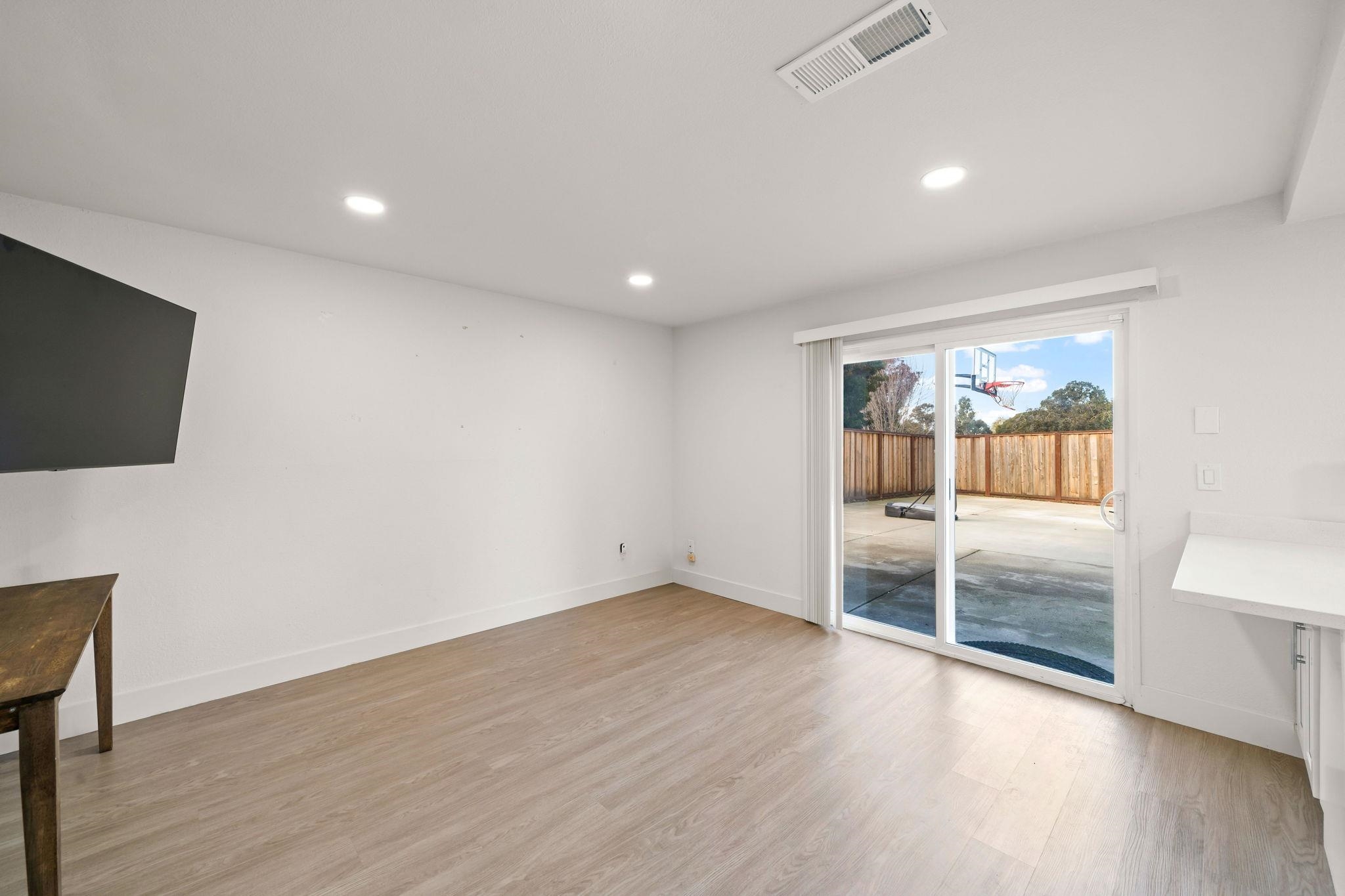 Detail Gallery Image 10 of 29 For 882 Coral Ridge Cir, Rodeo,  CA 94572 - 4 Beds | 2/1 Baths