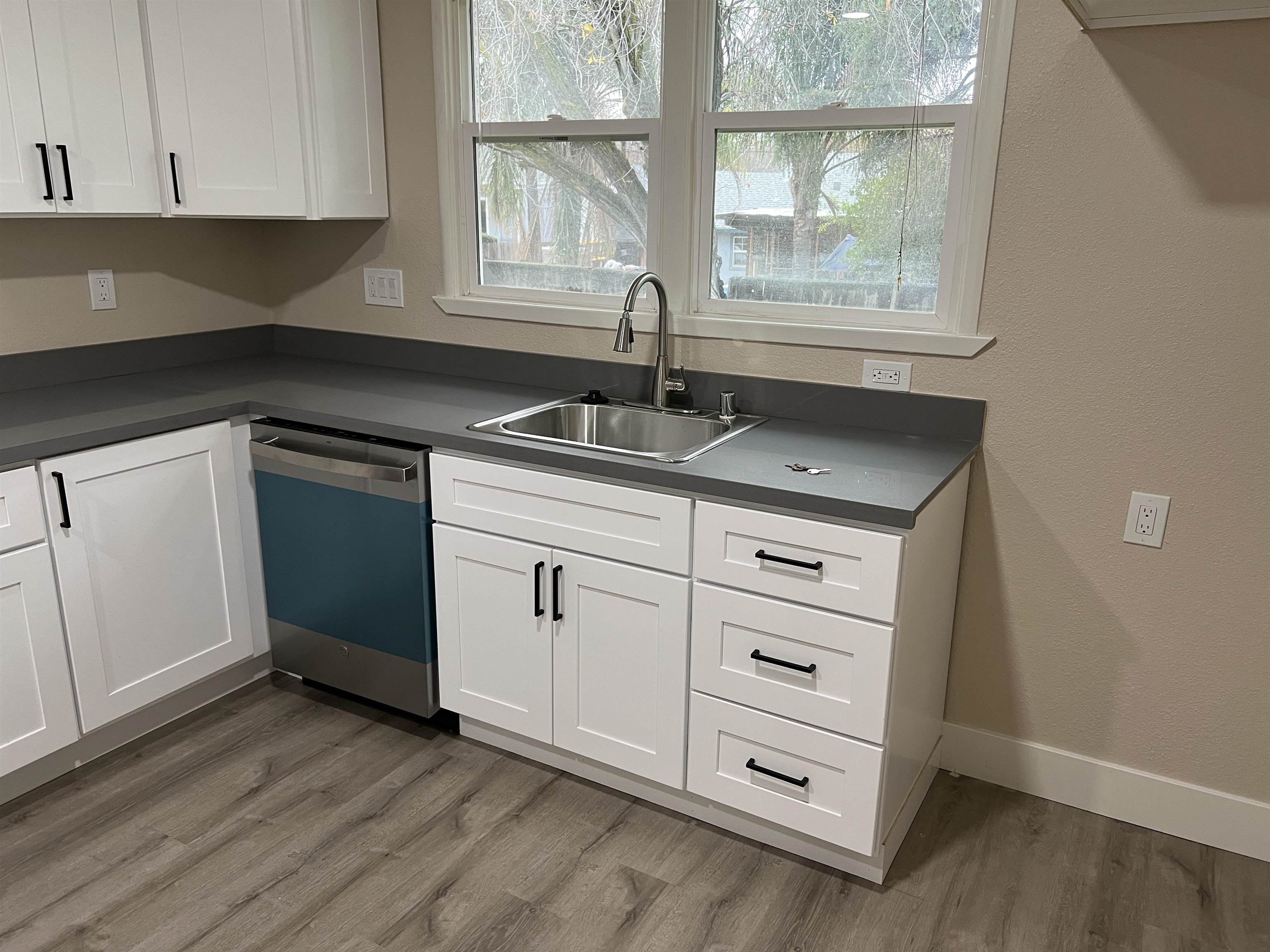 Detail Gallery Image 2 of 12 For 3954 Railroad Ave, Pittsburg,  CA 94565 - 2 Beds | 1/1 Baths