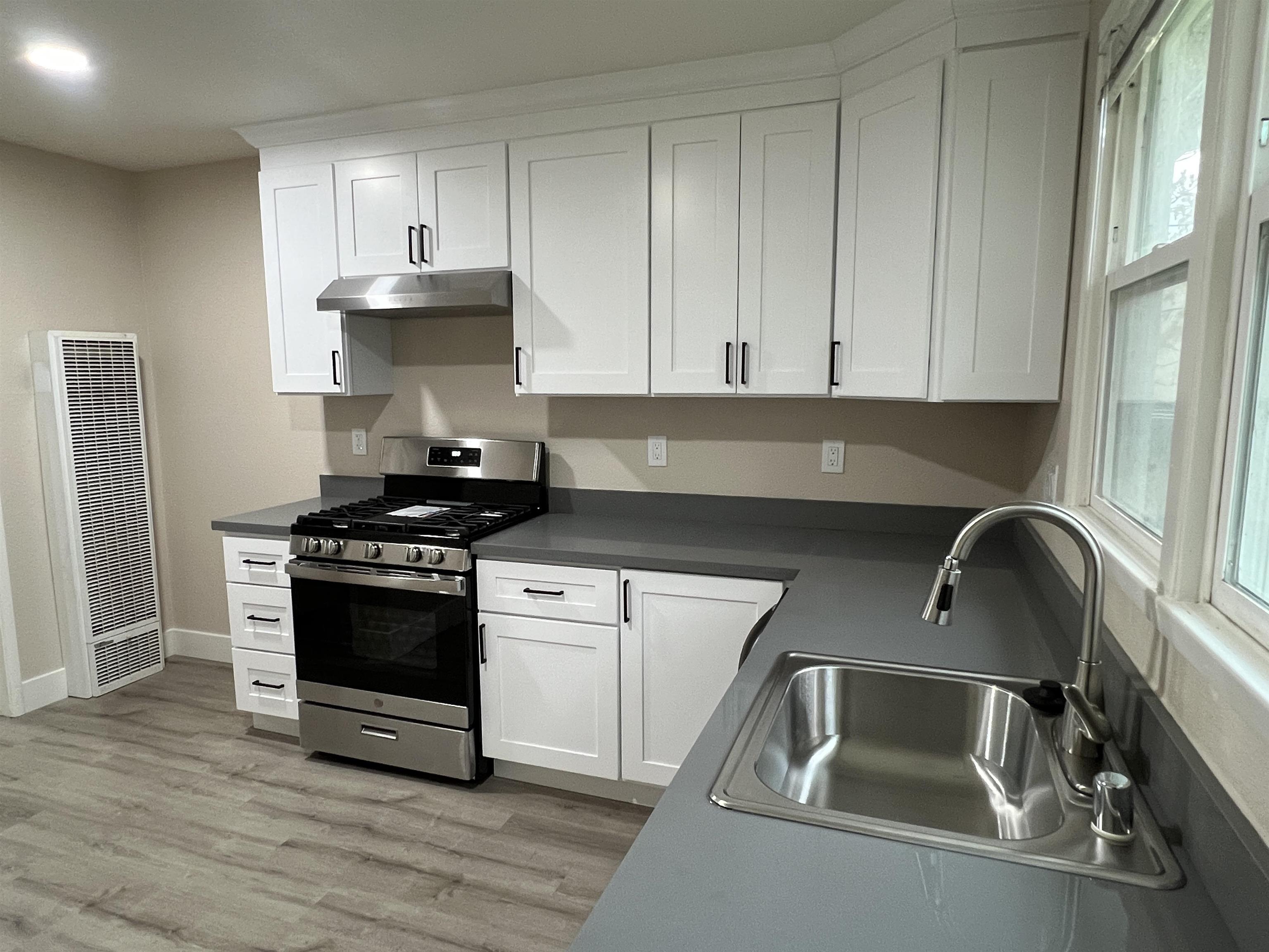 Detail Gallery Image 4 of 12 For 3954 Railroad Ave, Pittsburg,  CA 94565 - 2 Beds | 1/1 Baths