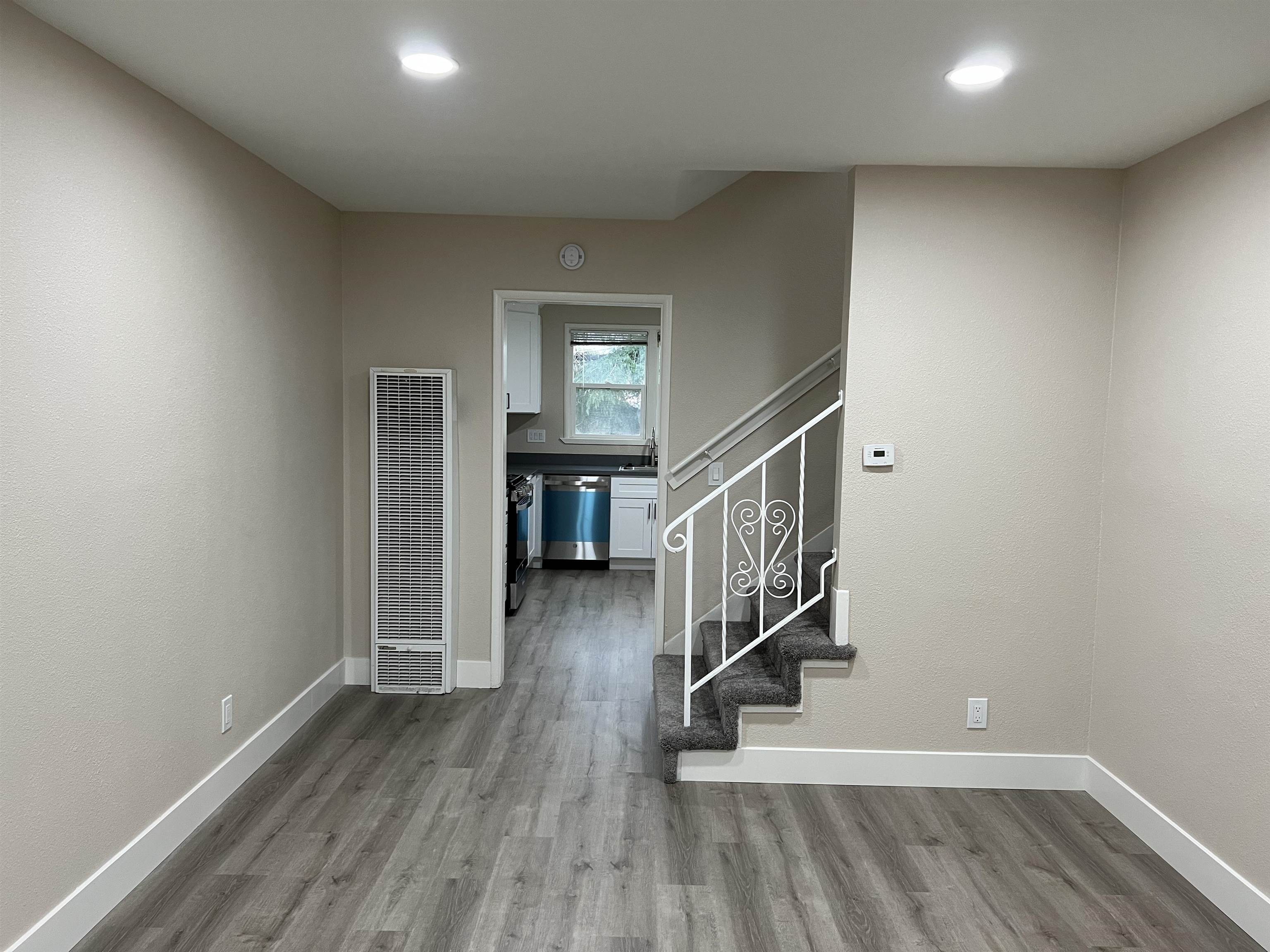 Detail Gallery Image 5 of 12 For 3954 Railroad Ave, Pittsburg,  CA 94565 - 2 Beds | 1/1 Baths