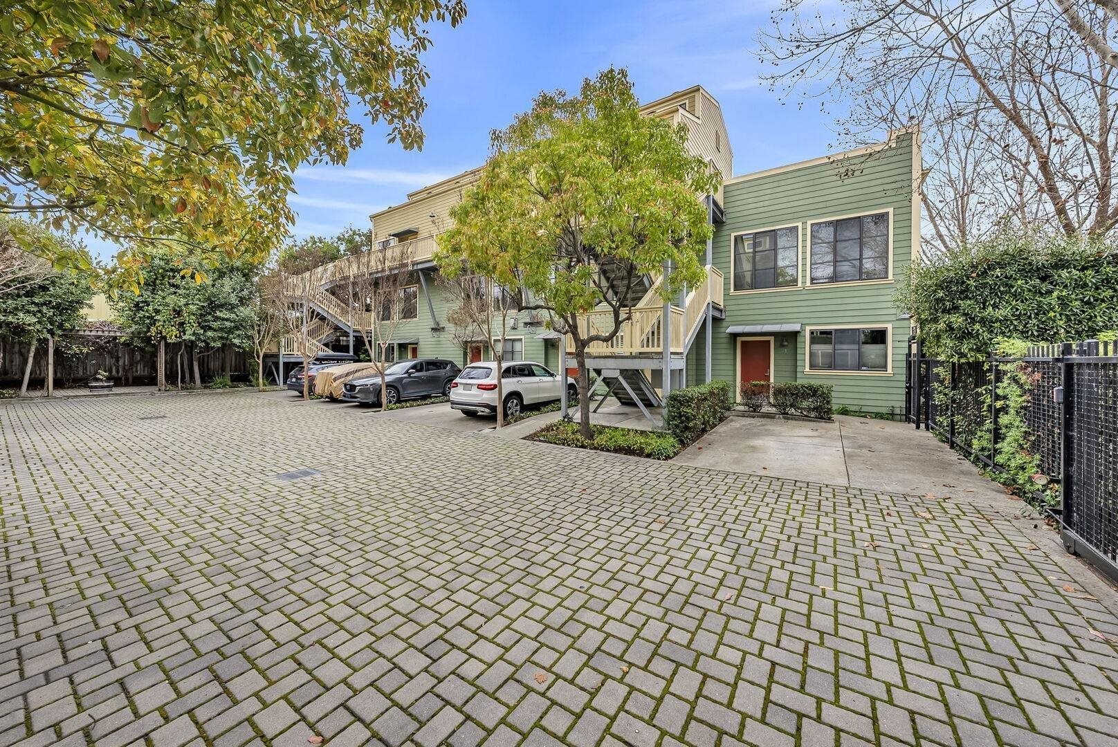 Detail Gallery Image 15 of 18 For 1565 32nd St Apt 2,  Oakland,  CA 94608 - 2 Beds | 2/1 Baths