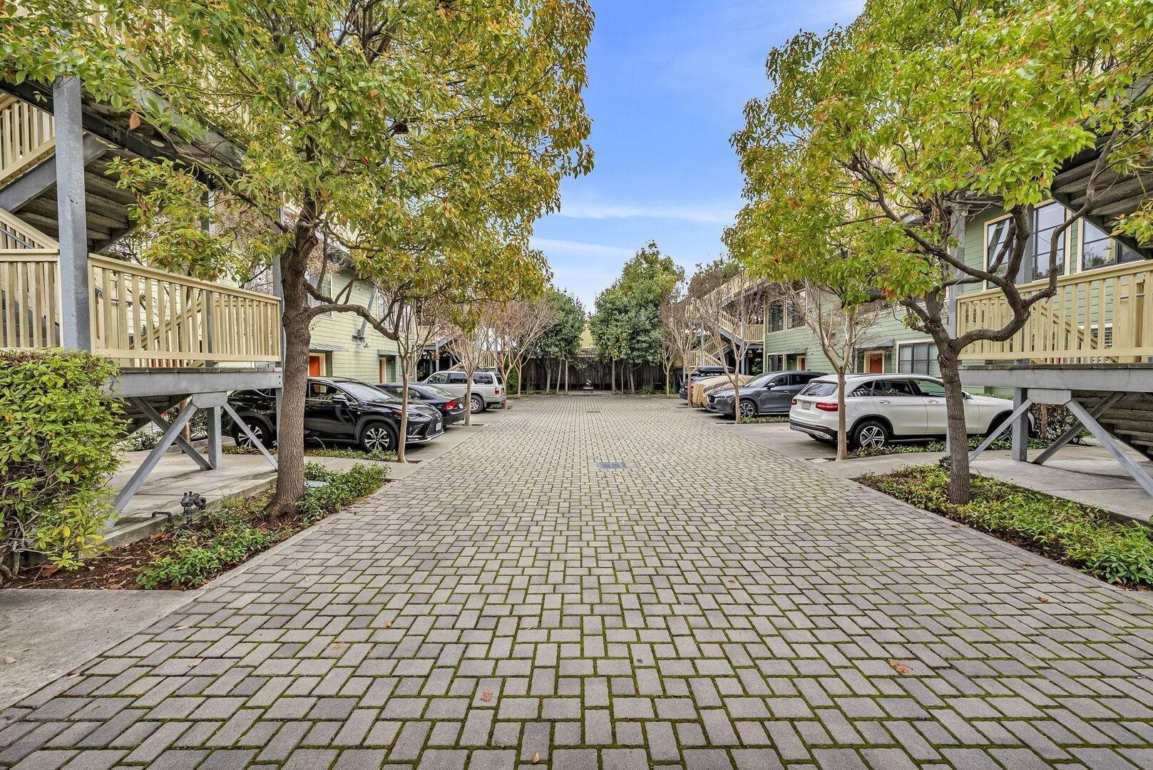 Detail Gallery Image 16 of 18 For 1565 32nd St Apt 2,  Oakland,  CA 94608 - 2 Beds | 2/1 Baths