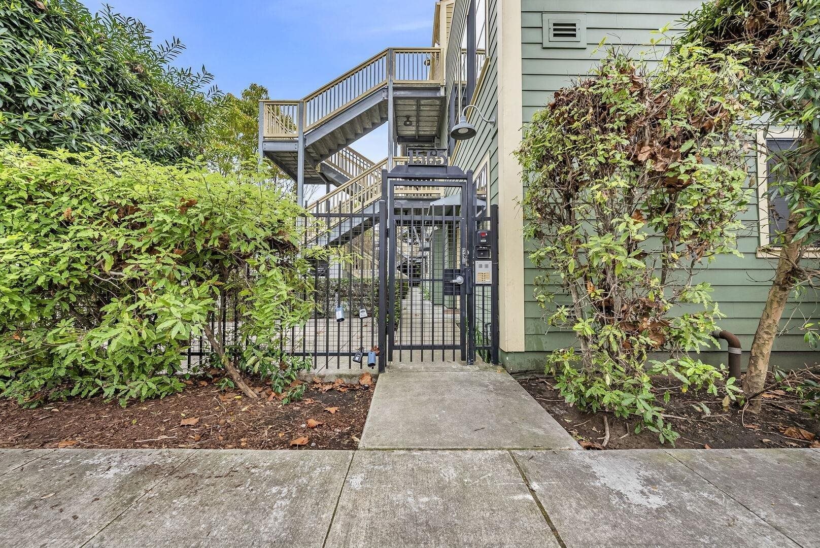 Detail Gallery Image 17 of 18 For 1565 32nd St Apt 2,  Oakland,  CA 94608 - 2 Beds | 2/1 Baths