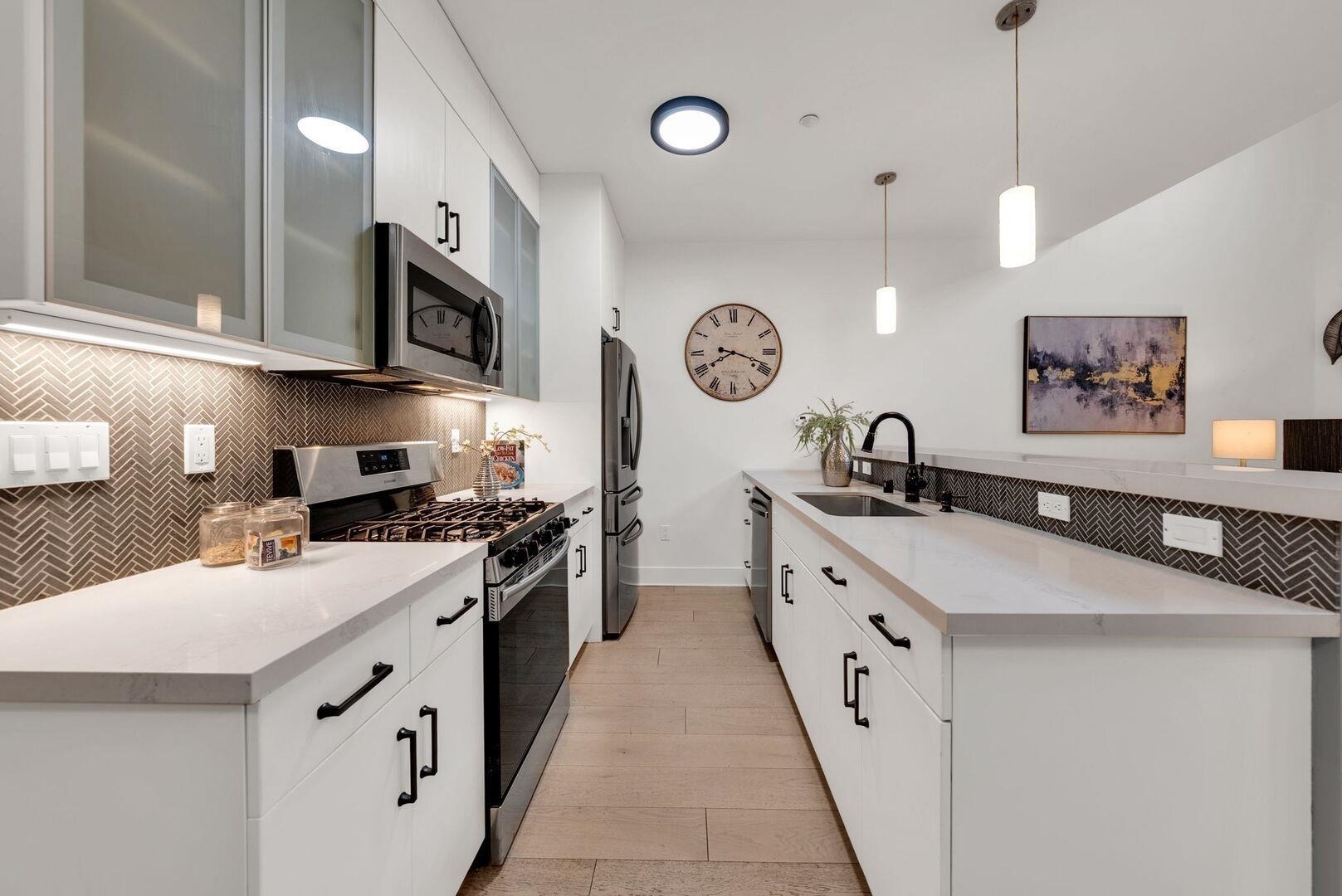 Detail Gallery Image 8 of 18 For 1565 32nd St Apt 2,  Oakland,  CA 94608 - 2 Beds | 2/1 Baths