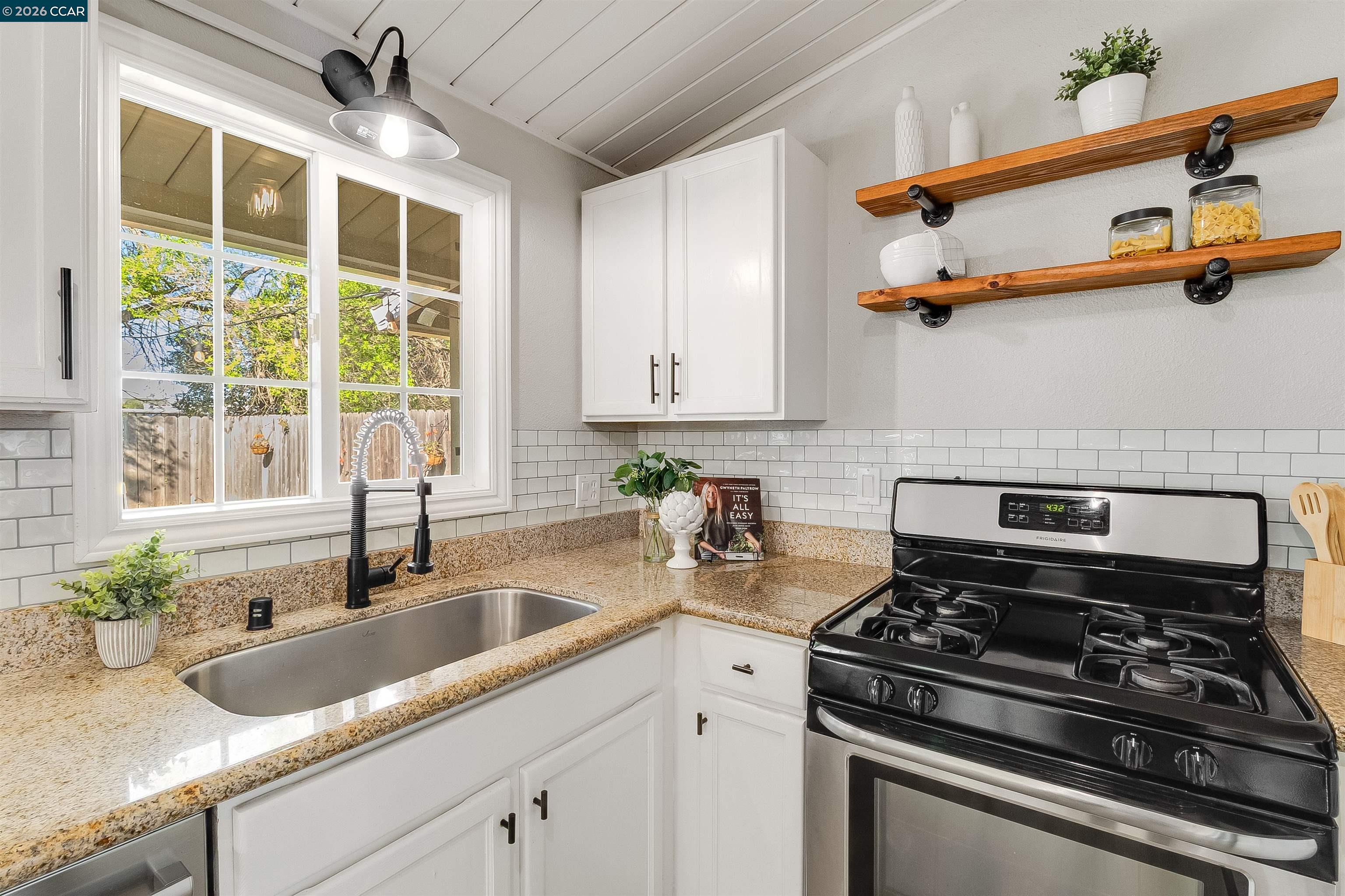 Detail Gallery Image 16 of 38 For 2261 Gehringer Dr, Concord,  CA 94520 - 3 Beds | 2 Baths