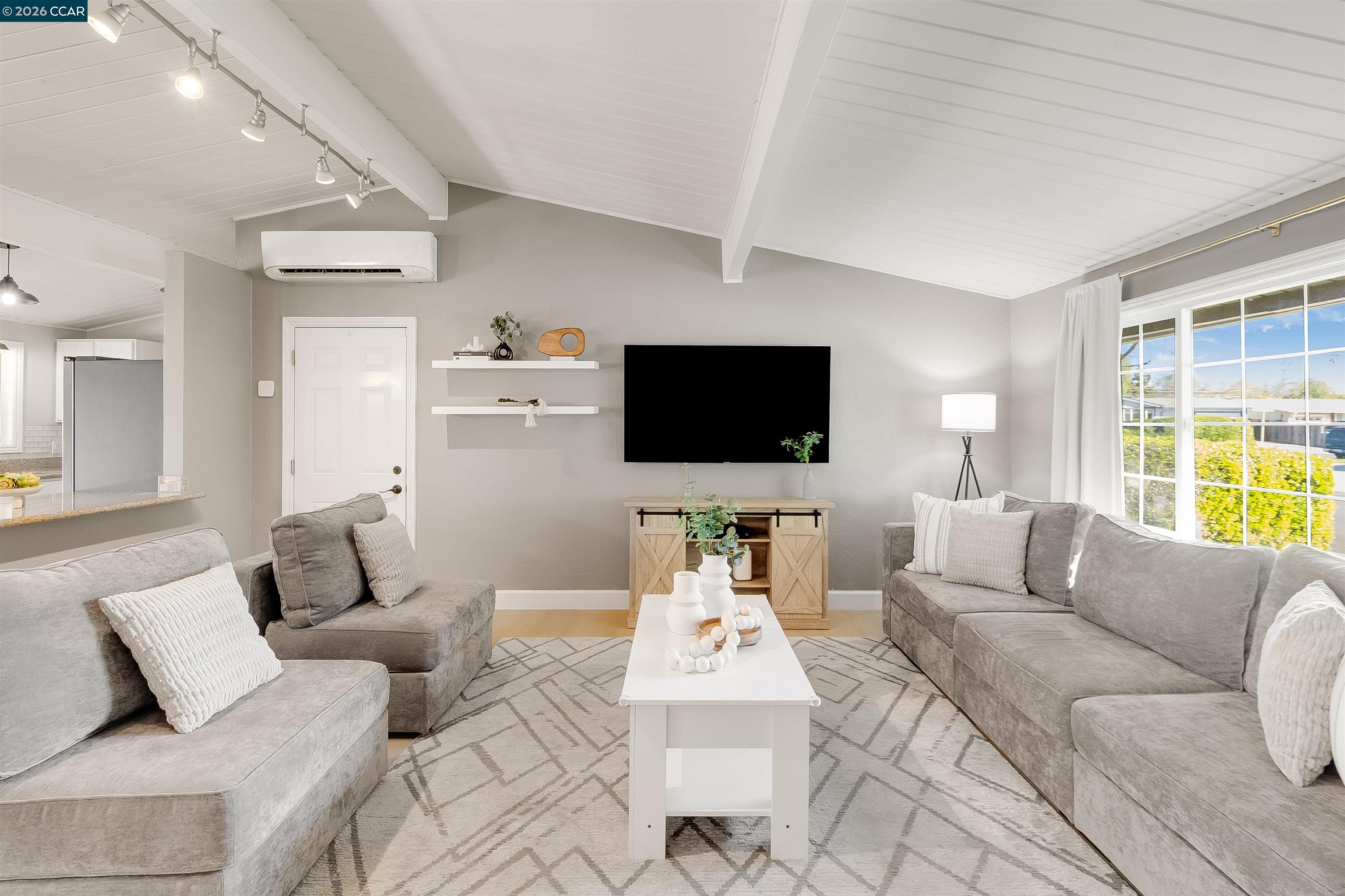 Detail Gallery Image 3 of 38 For 2261 Gehringer Dr, Concord,  CA 94520 - 3 Beds | 2 Baths