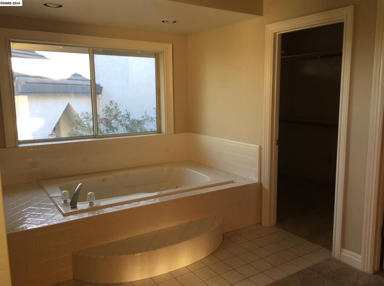 Detail Gallery Image 4 of 7 For 5650 Edgeview Dr, Discovery Bay,  CA 94505-9281 - 4 Beds | 3/1 Baths