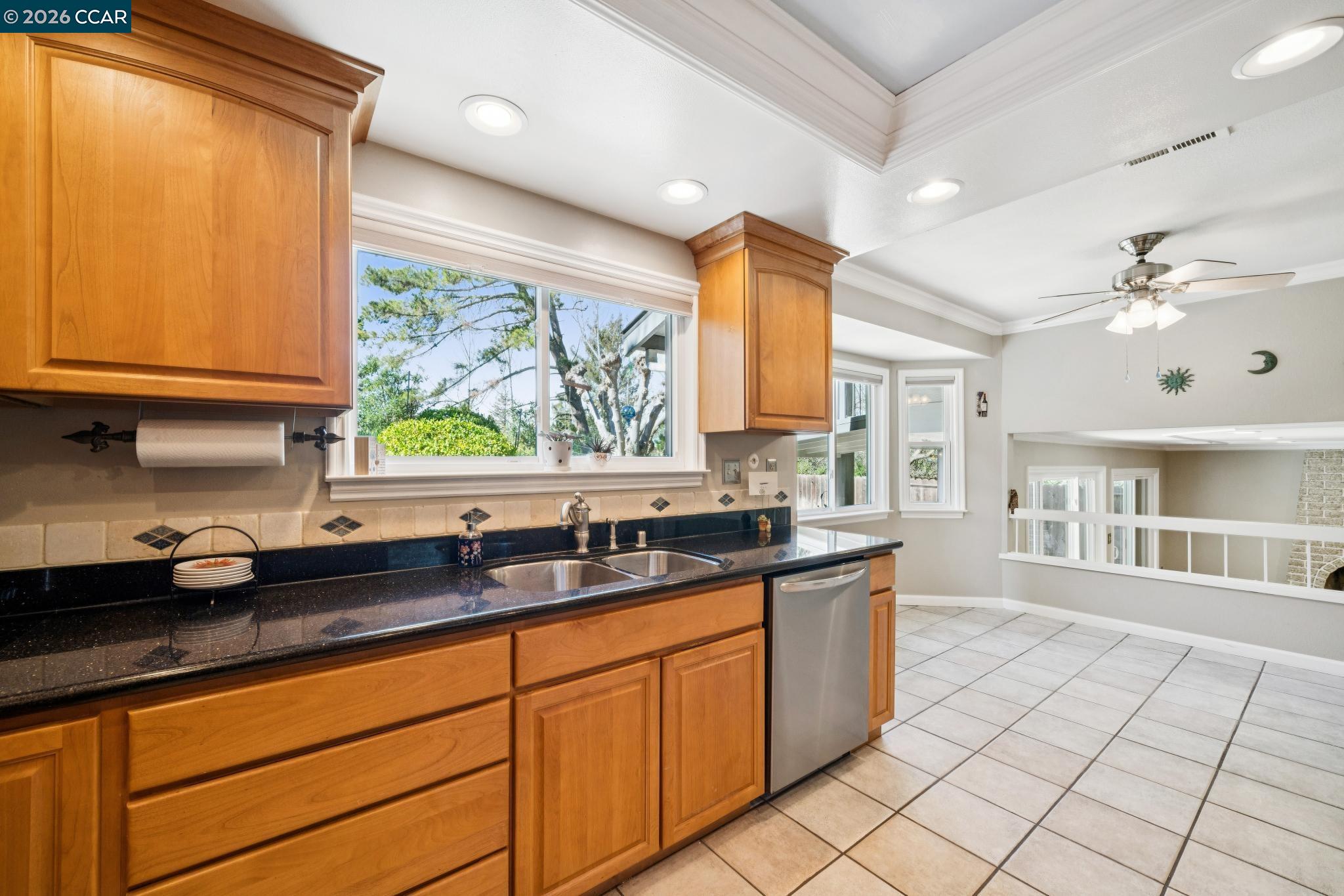 Detail Gallery Image 12 of 35 For 1014 Veterans Ct, Martinez,  CA 94553 - 3 Beds | 2/1 Baths