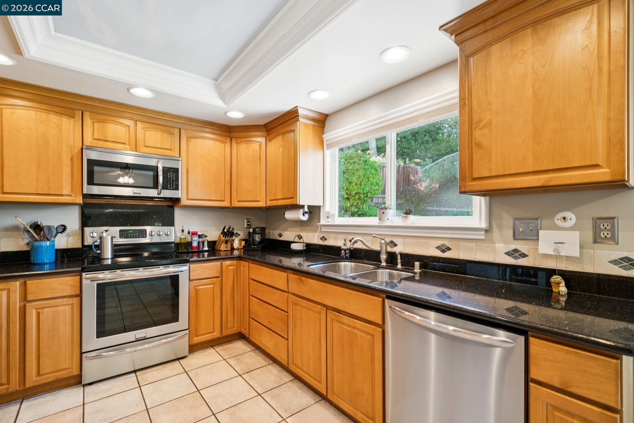 Detail Gallery Image 13 of 35 For 1014 Veterans Ct, Martinez,  CA 94553 - 3 Beds | 2/1 Baths