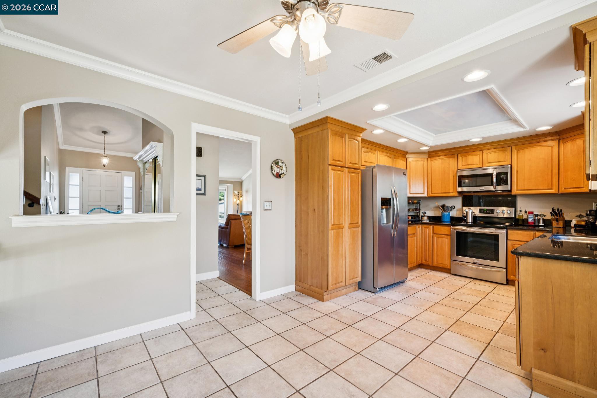 Detail Gallery Image 8 of 35 For 1014 Veterans Ct, Martinez,  CA 94553 - 3 Beds | 2/1 Baths