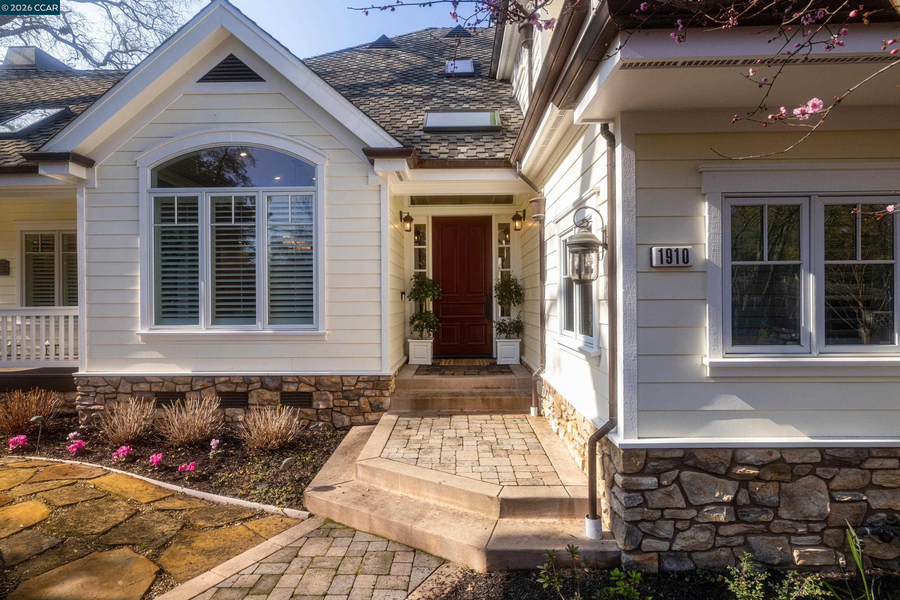 Detail Gallery Image 4 of 60 For 1910 Glenhaven Ave, Walnut Creek,  CA 94595 - 5 Beds | 3/3 Baths