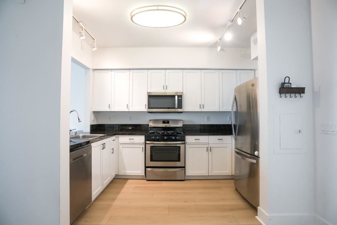 Detail Gallery Image 3 of 25 For 1587 Brunswig, Emeryville,  CA 94806 - 2 Beds | 1 Baths