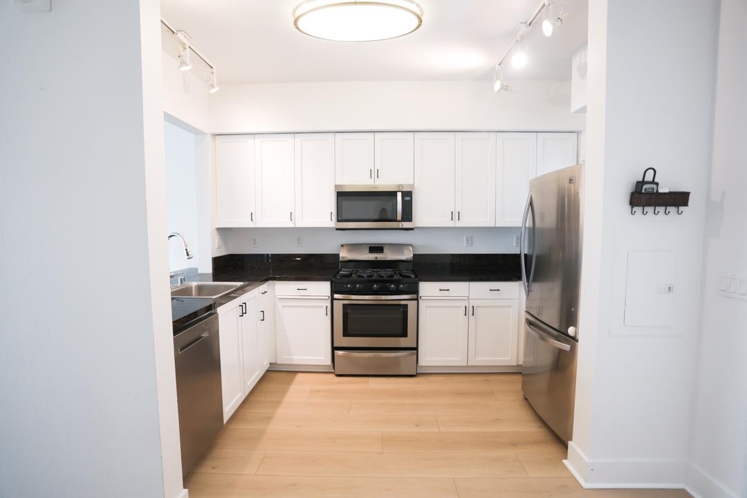 Detail Gallery Image 4 of 25 For 1587 Brunswig, Emeryville,  CA 94806 - 2 Beds | 1 Baths