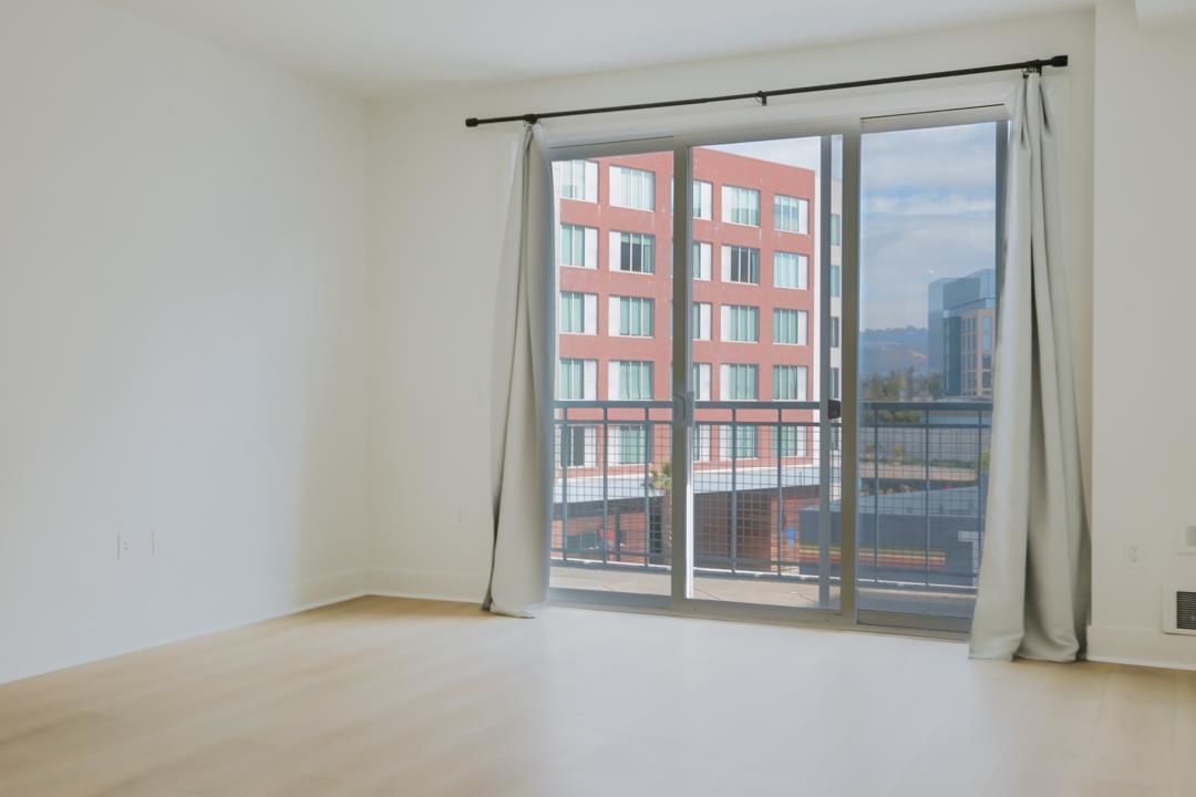 Detail Gallery Image 10 of 25 For 1587 Brunswig, Emeryville,  CA 94806 - 2 Beds | 1 Baths