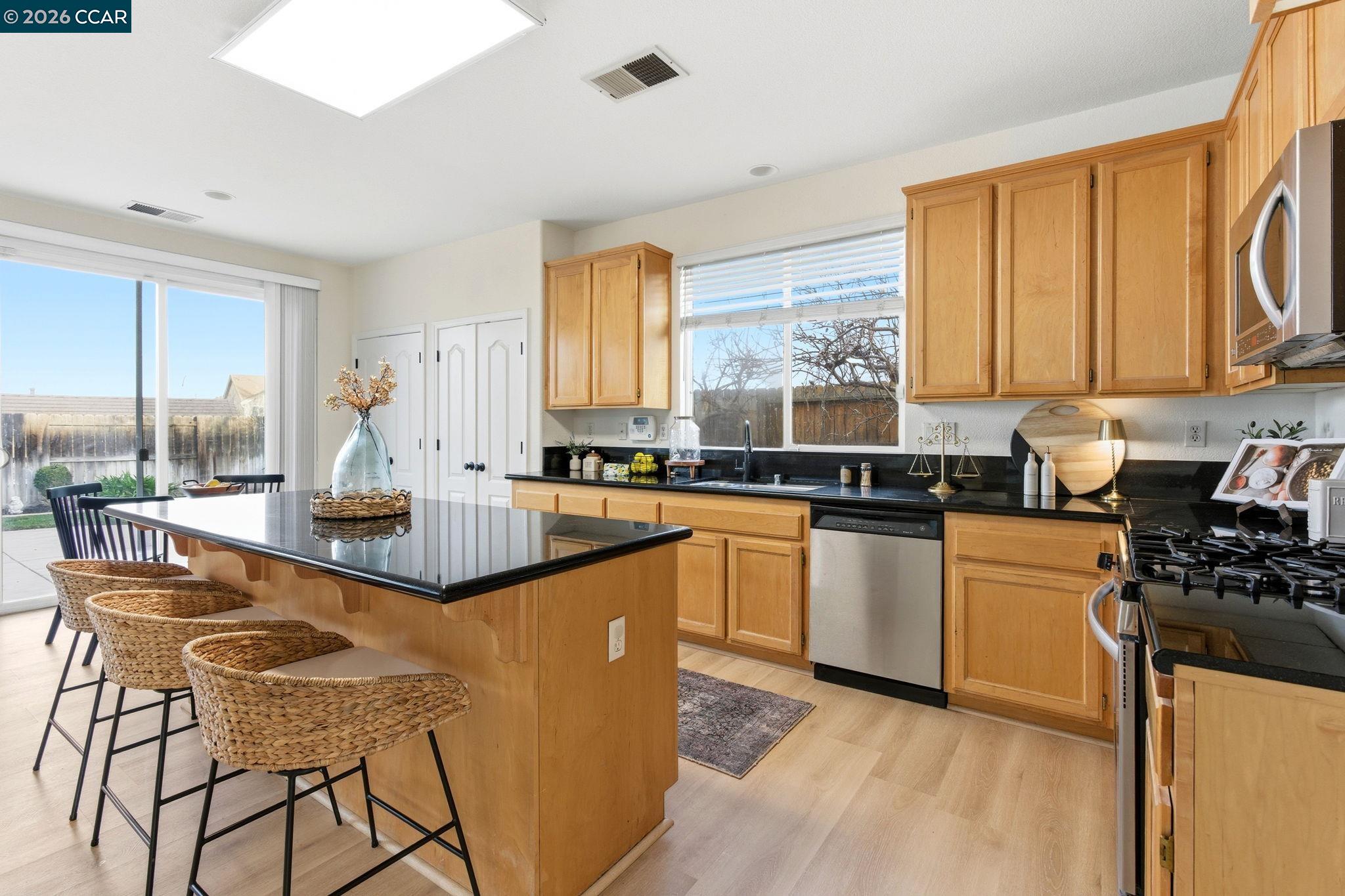 Detail Gallery Image 12 of 60 For 1871 Ventura Dr, Pittsburg,  CA 94565 - 4 Beds | 2 Baths