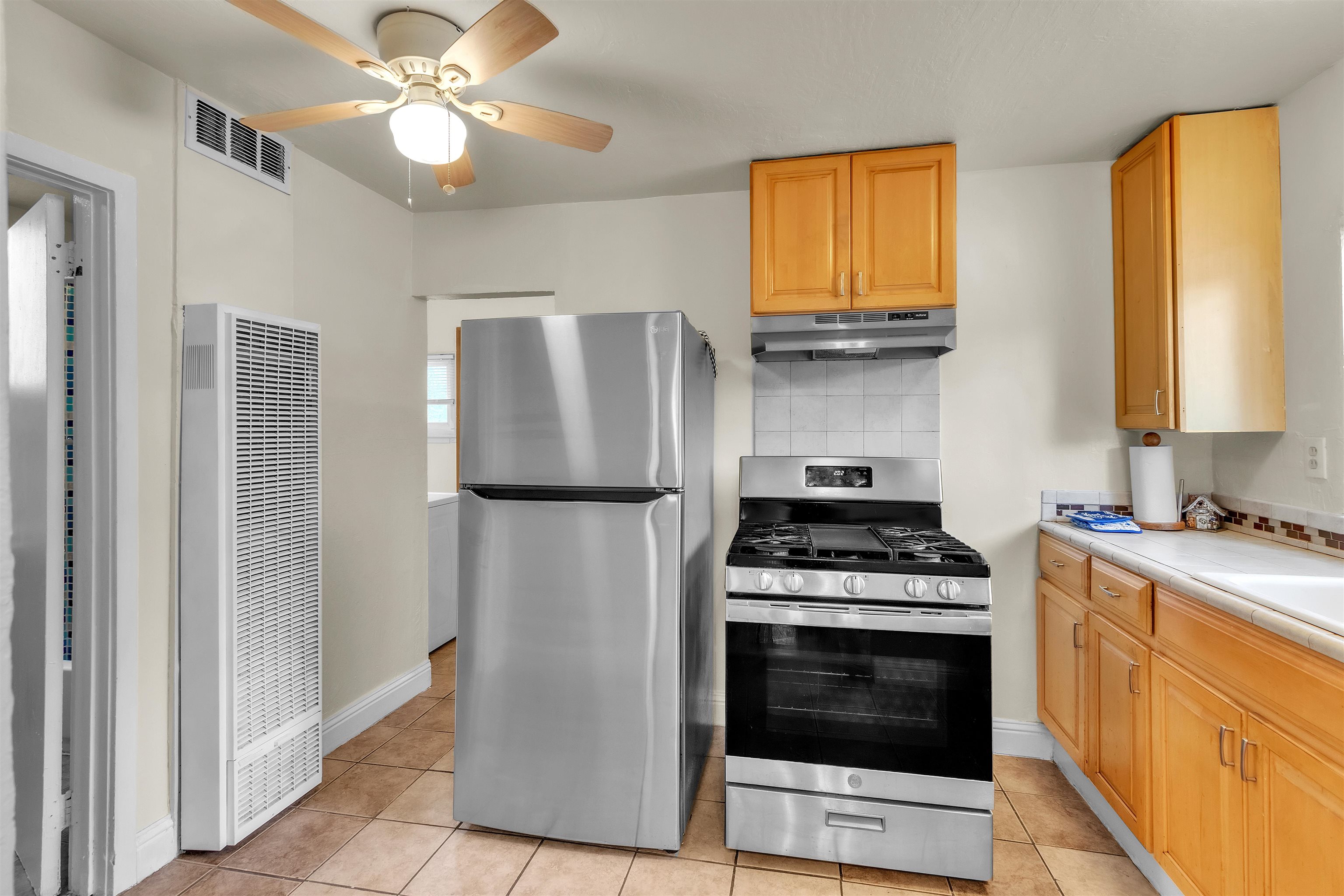 Detail Gallery Image 8 of 17 For 85th Avenue, Oakland,  CA 94605 - 2 Beds | 1 Baths