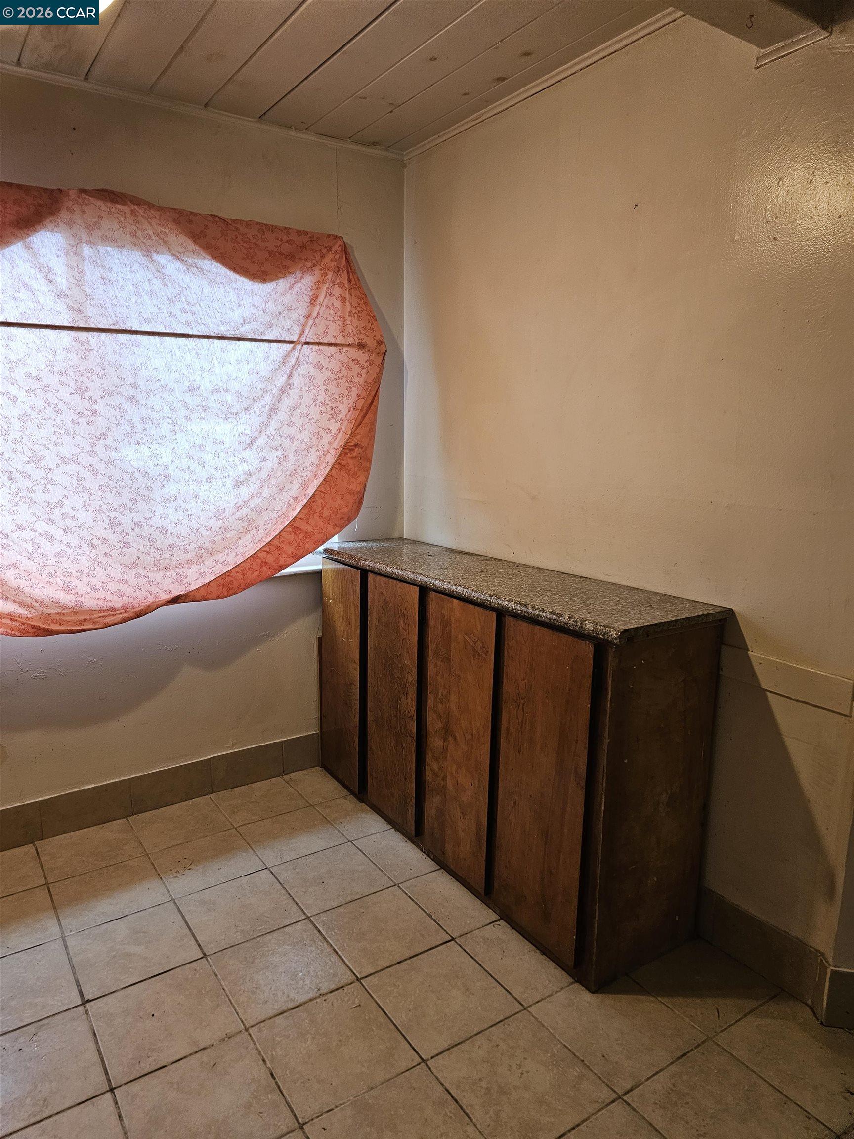 Detail Gallery Image 4 of 17 For 604 Harrison Dr, Richmond,  CA 94806 - 2 Beds | 1 Baths