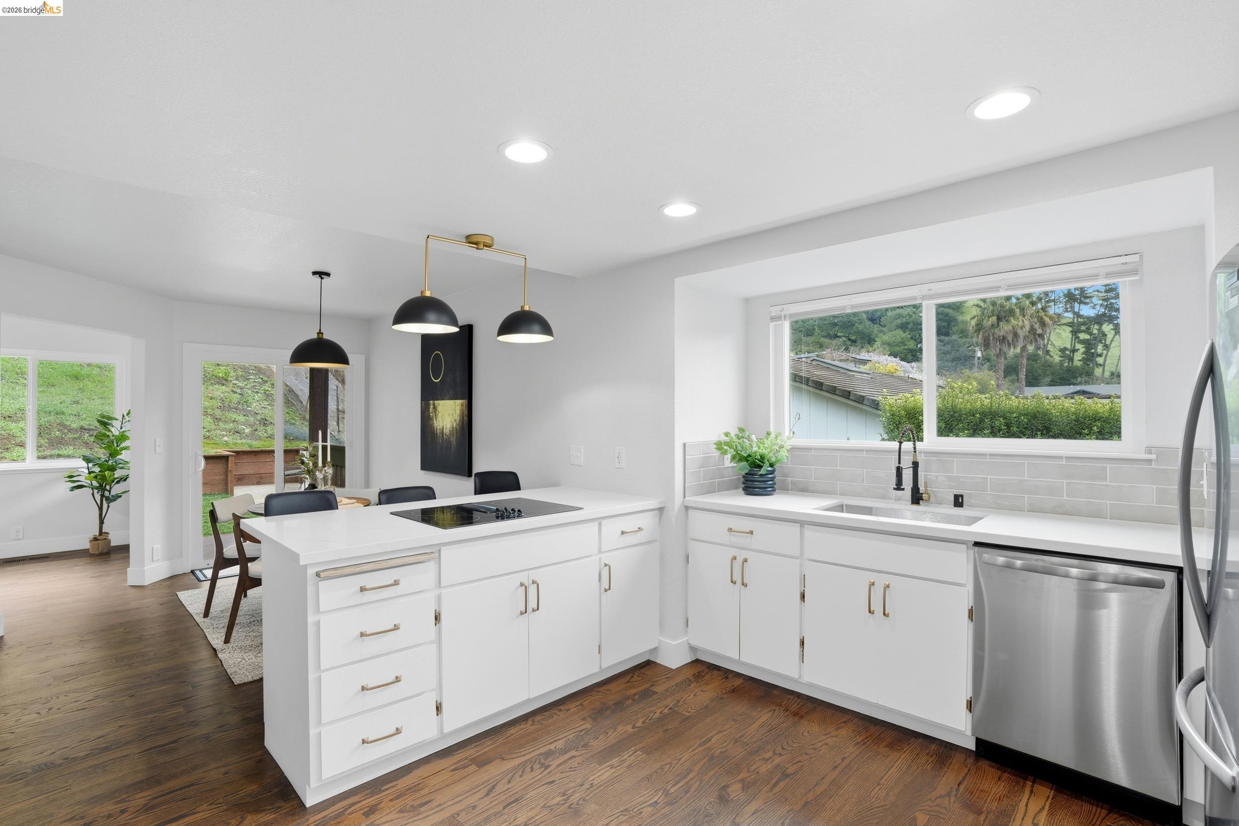 Detail Gallery Image 8 of 56 For 6201 Hillside Dr, El Sobrante,  CA 94803 - 3 Beds | 2 Baths