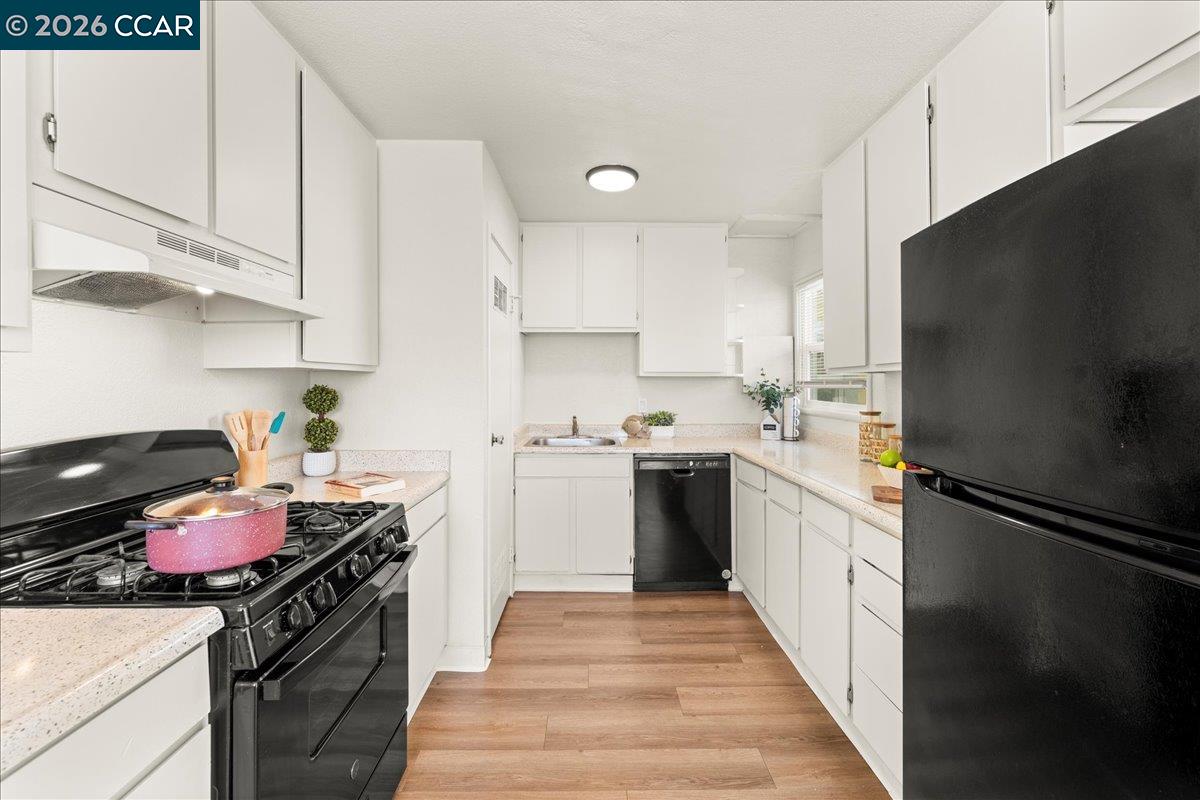 Detail Gallery Image 11 of 31 For 4135-4137 West St, Oakland,  CA 94608 - – Beds | – Baths