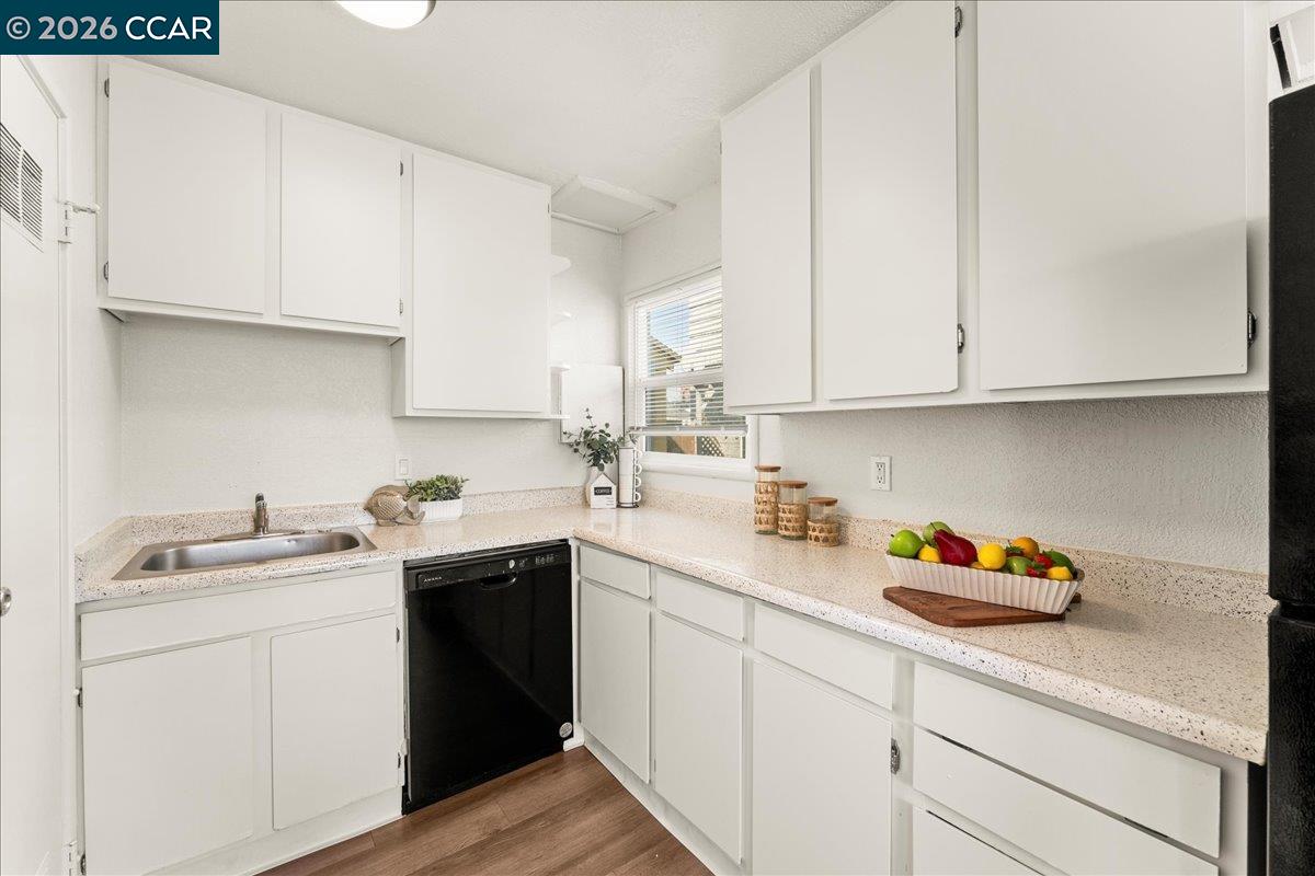 Detail Gallery Image 12 of 31 For 4135-4137 West St, Oakland,  CA 94608 - – Beds | – Baths