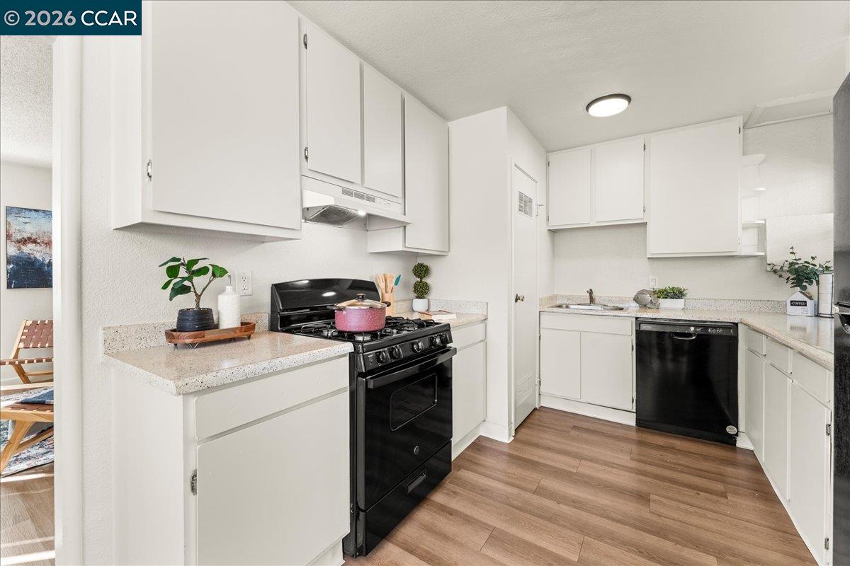 Detail Gallery Image 10 of 31 For 4135-4137 West St, Oakland,  CA 94608 - – Beds | – Baths