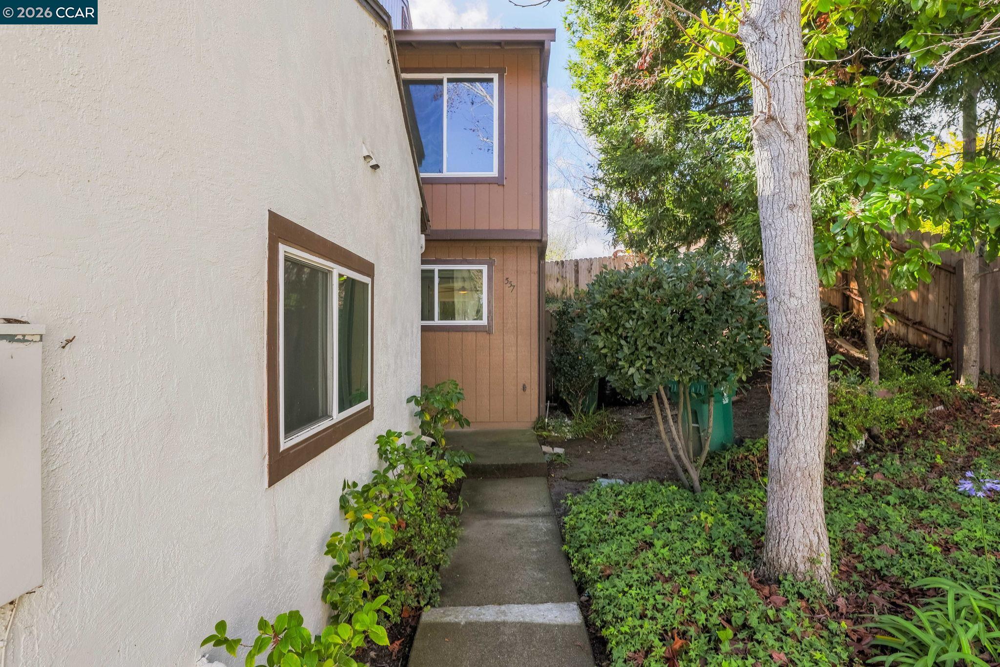 Detail Gallery Image 3 of 30 For 557 Chabre Ct, El Sobrante,  CA 94803 - 3 Beds | 2/1 Baths