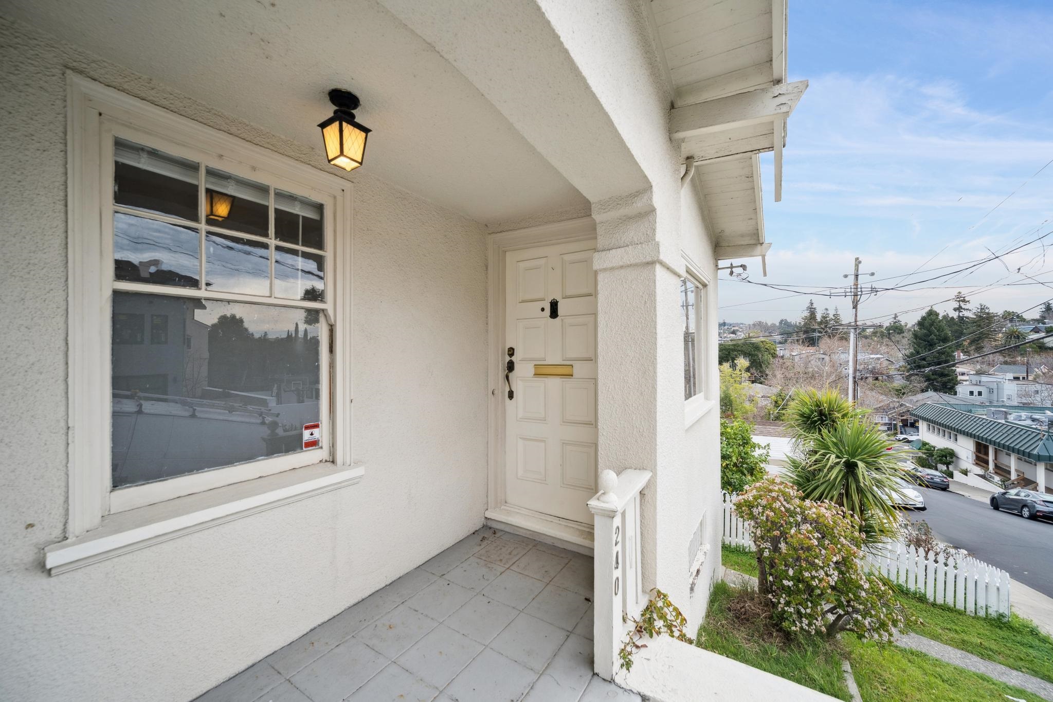 Detail Gallery Image 3 of 28 For 240 Sunnyside, Piedmont,  CA 94611 - 2 Beds | 1 Baths