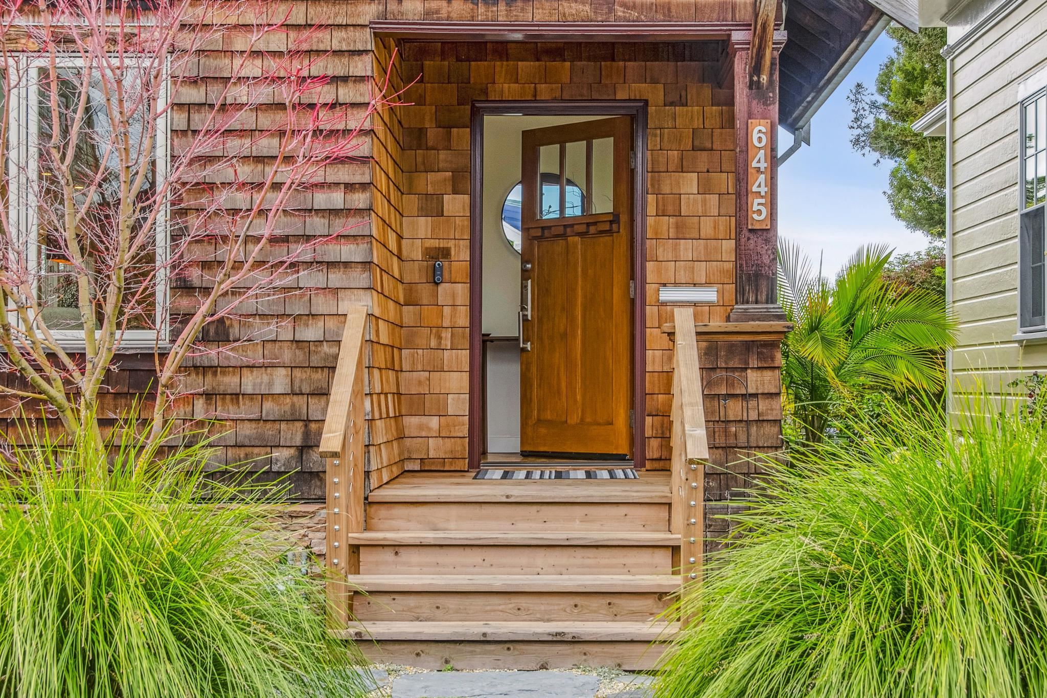 Detail Gallery Image 4 of 59 For 6445 Irwin Ct, Oakland,  CA 94609 - 3 Beds | 2 Baths