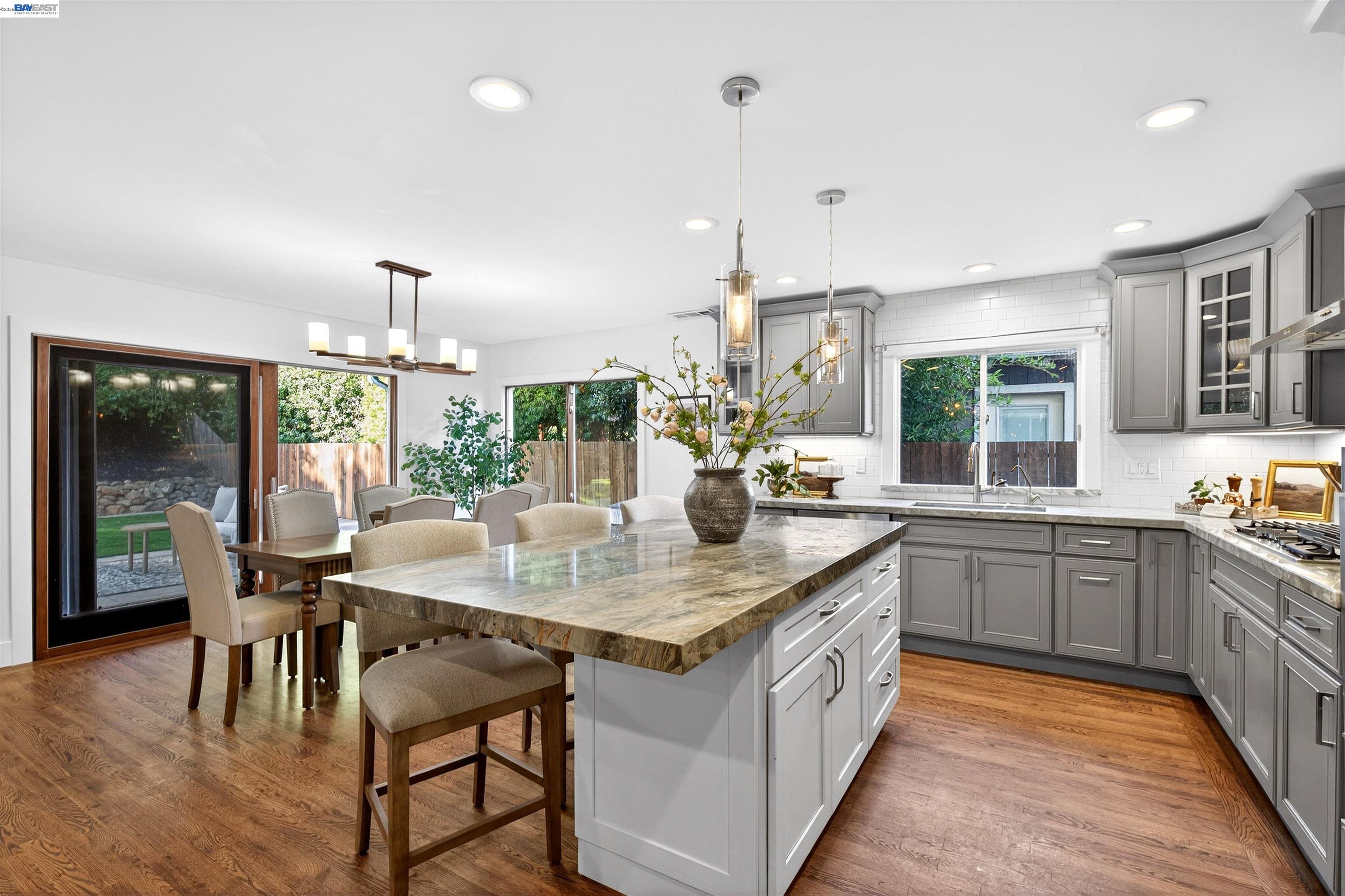 Detail Gallery Image 11 of 59 For 137 Chelsea Hills Dr, Benicia,  CA 94510 - 6 Beds | 3/1 Baths