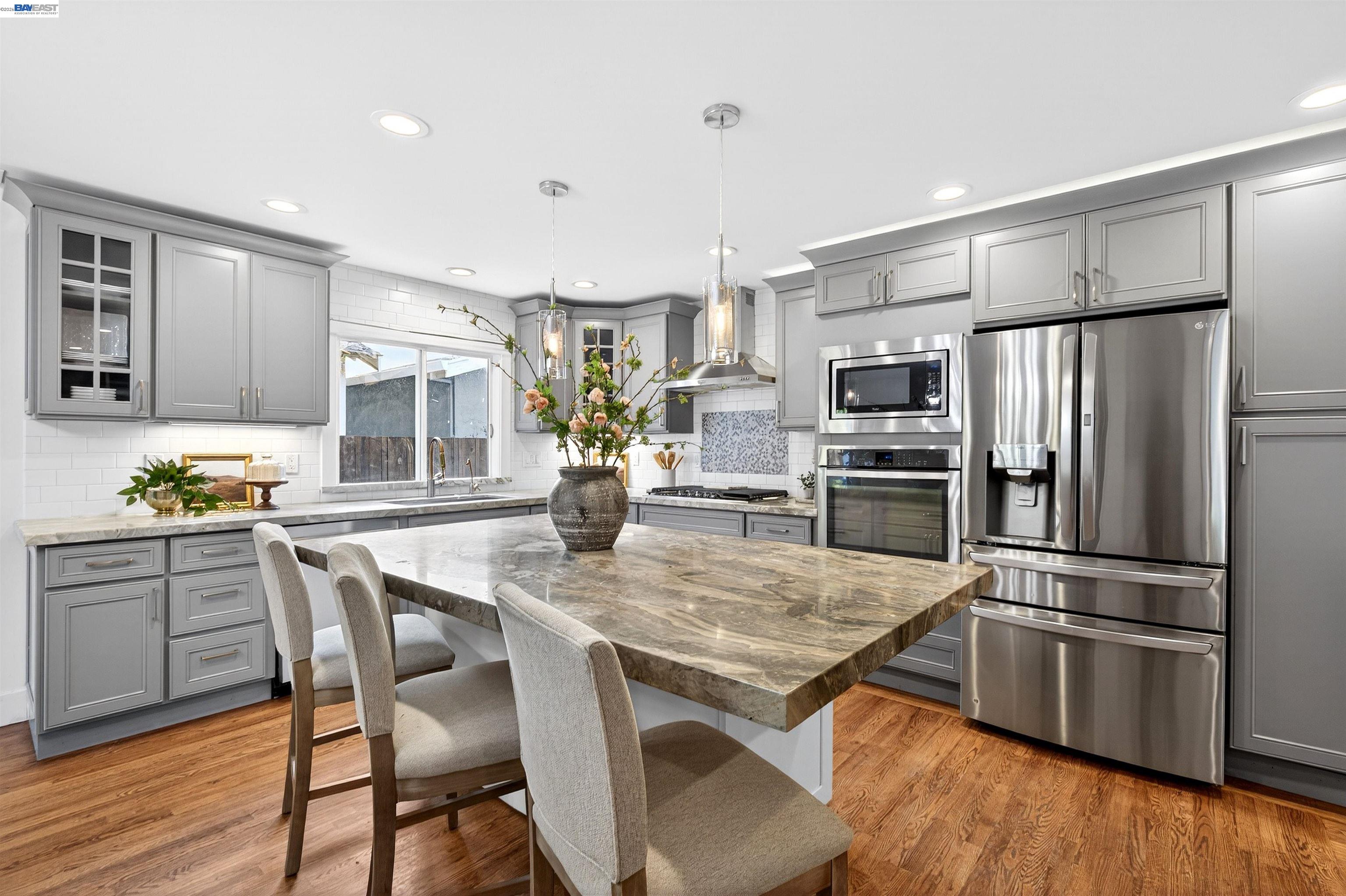 Detail Gallery Image 12 of 59 For 137 Chelsea Hills Dr, Benicia,  CA 94510 - 6 Beds | 3/1 Baths