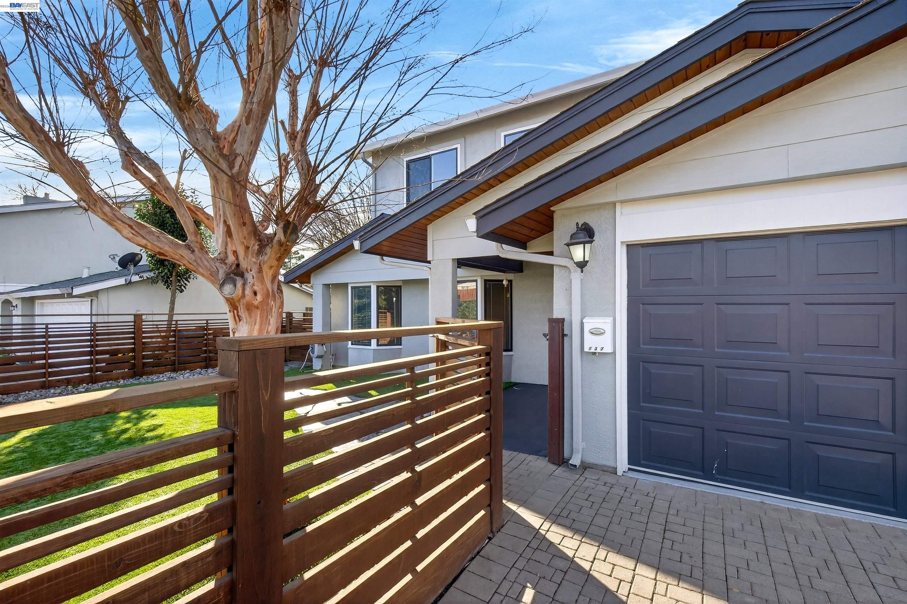 Detail Gallery Image 6 of 59 For 137 Chelsea Hills Dr, Benicia,  CA 94510 - 6 Beds | 3/1 Baths