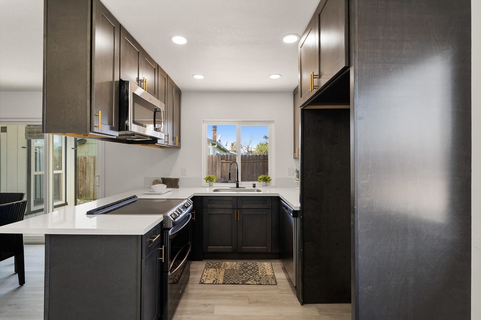 Detail Gallery Image 6 of 22 For 9821 Culp Way, Sacramento,  CA 95827 - 3 Beds | 2 Baths