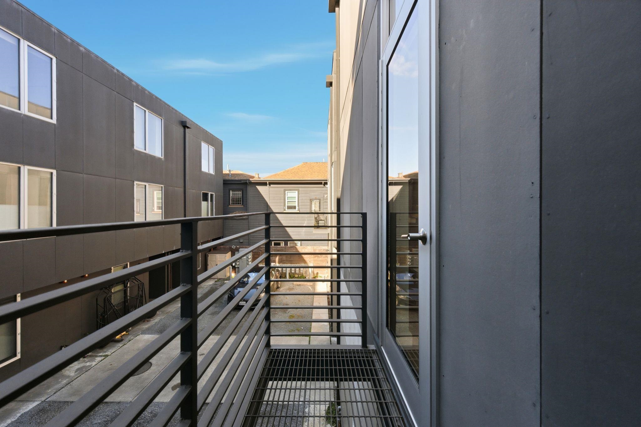 Detail Gallery Image 5 of 25 For 857 W Grand Ave, Oakland,  CA 94607 - 3 Beds | 2 Baths