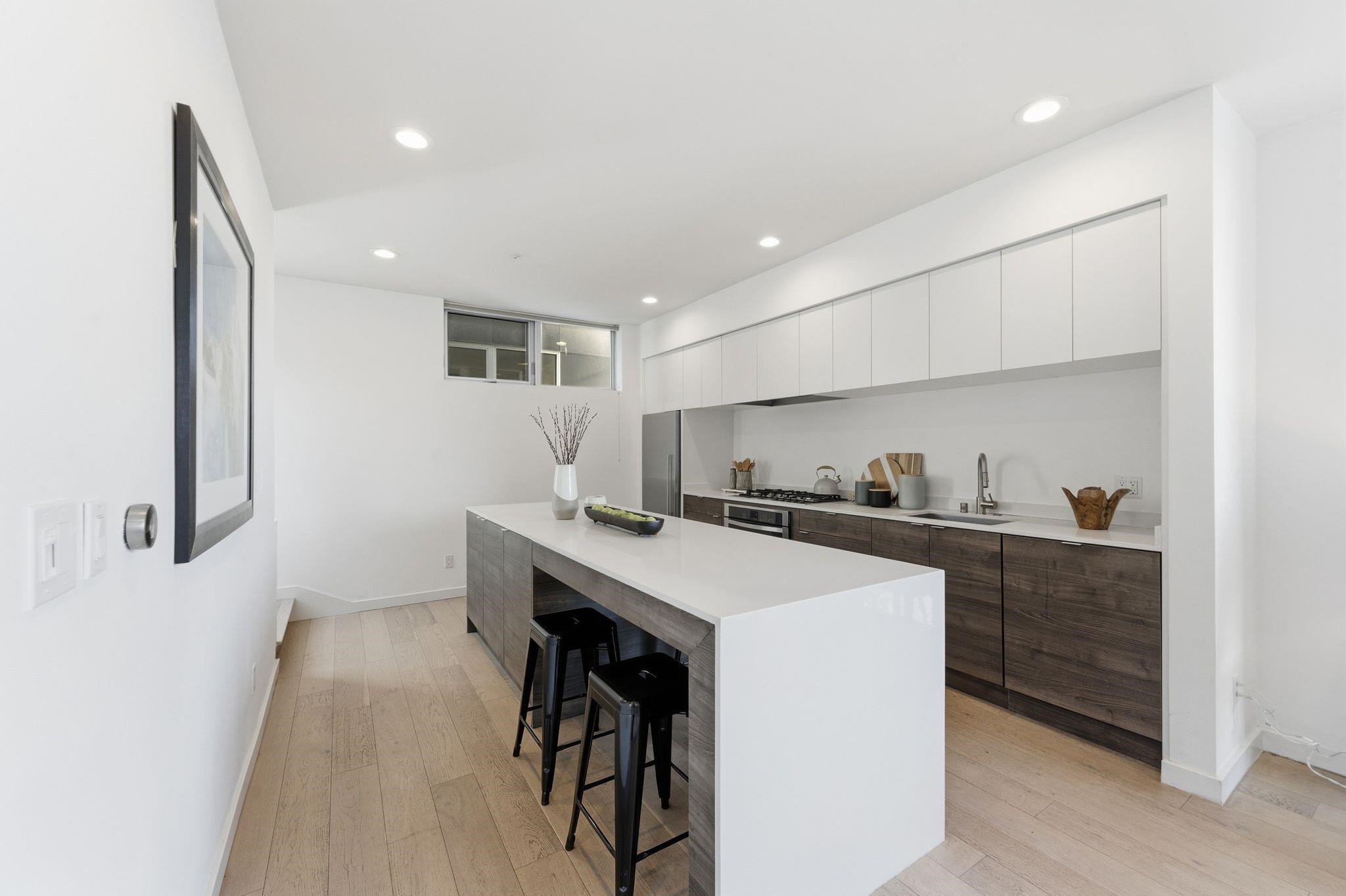 Detail Gallery Image 6 of 25 For 857 W Grand Ave, Oakland,  CA 94607 - 3 Beds | 2 Baths