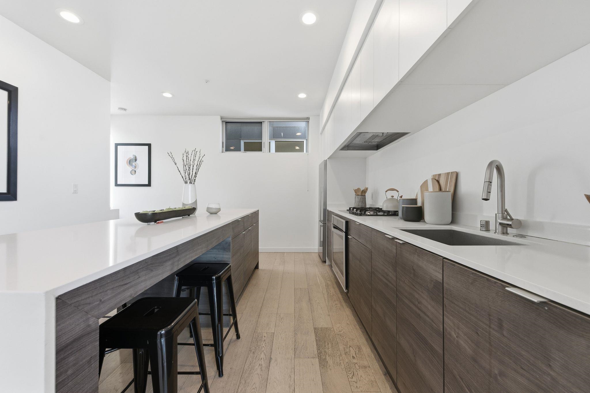 Detail Gallery Image 7 of 25 For 857 W Grand Ave, Oakland,  CA 94607 - 3 Beds | 2 Baths