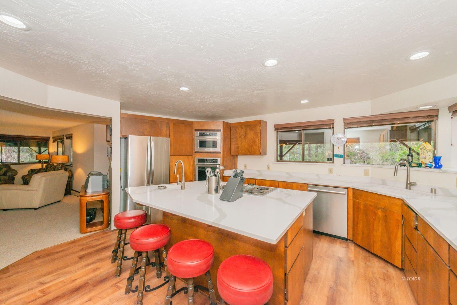 Detail Gallery Image 15 of 50 For 410 Lake Forest Dr., Trinity Center,  CA 96091 - 5 Beds | 2 Baths