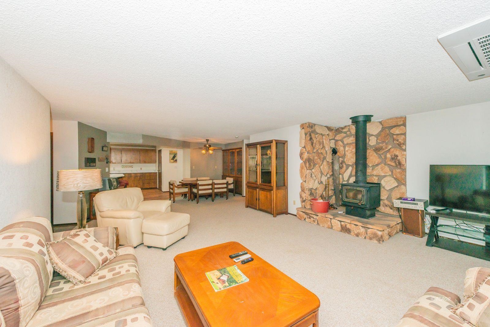 Detail Gallery Image 5 of 50 For 410 Lake Forest Dr., Trinity Center,  CA 96091 - 5 Beds | 2 Baths