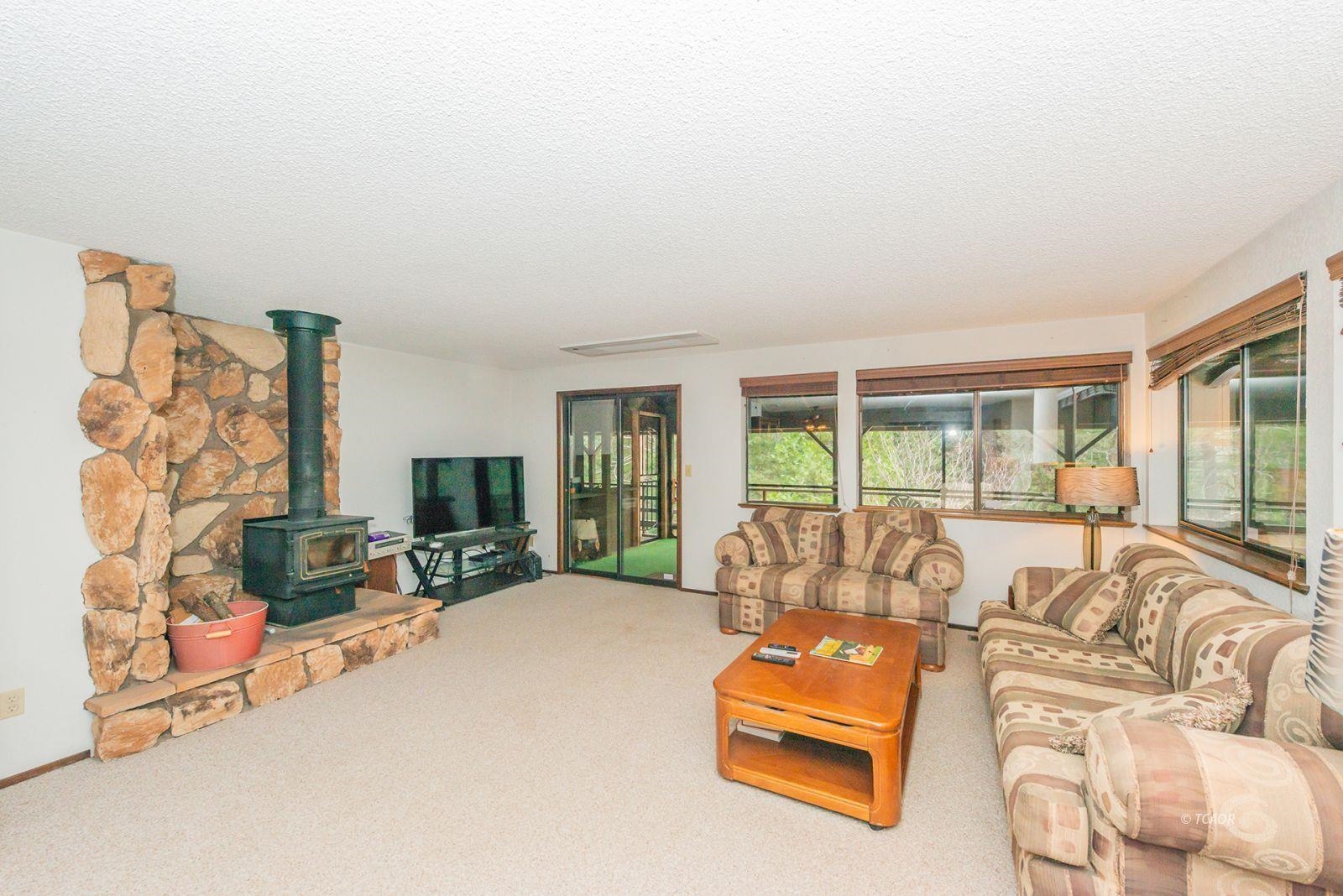 Detail Gallery Image 6 of 50 For 410 Lake Forest Dr., Trinity Center,  CA 96091 - 5 Beds | 2 Baths