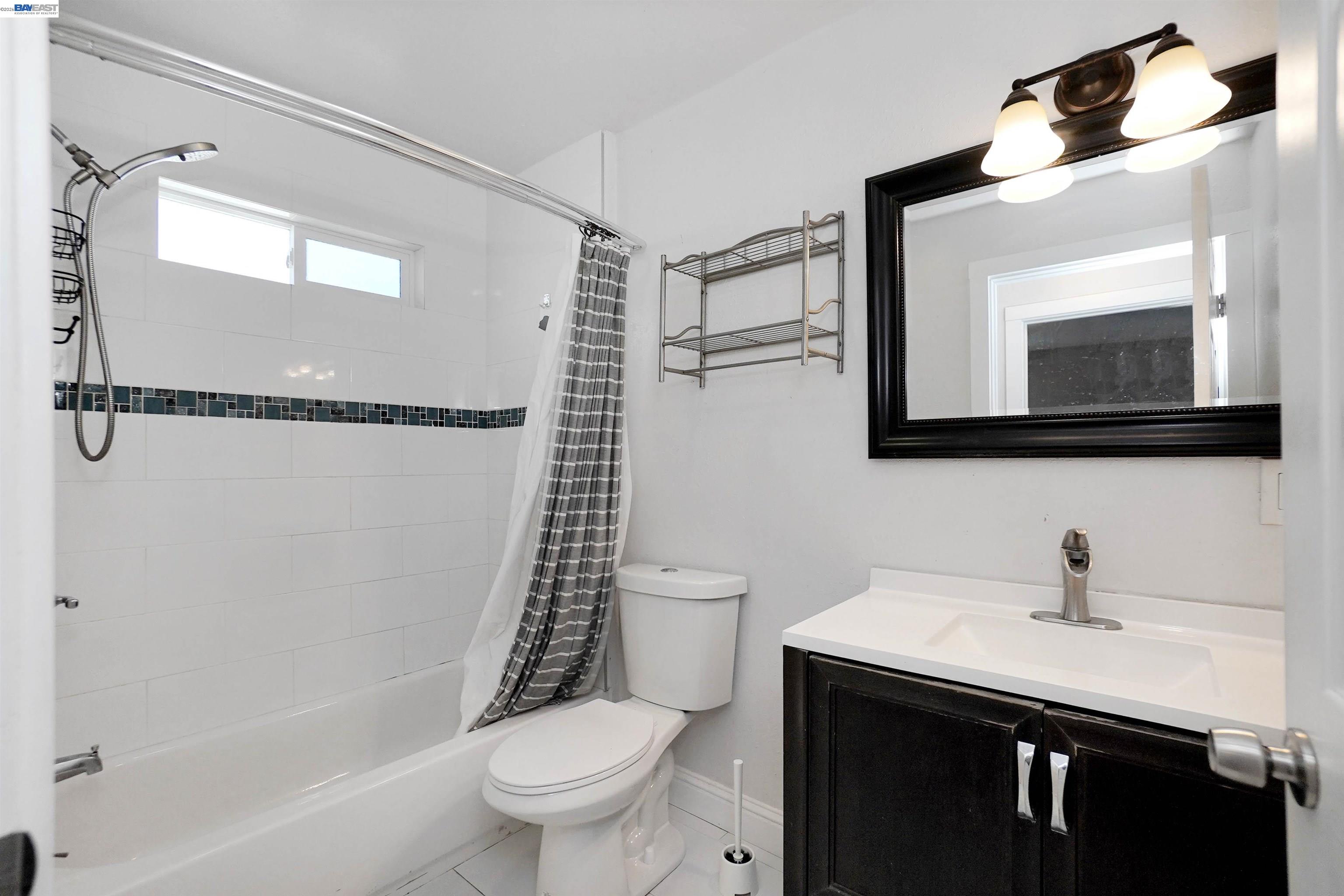 Detail Gallery Image 15 of 22 For 2821 Vallecito Pl, Oakland,  CA 94606 - 3 Beds | 1 Baths