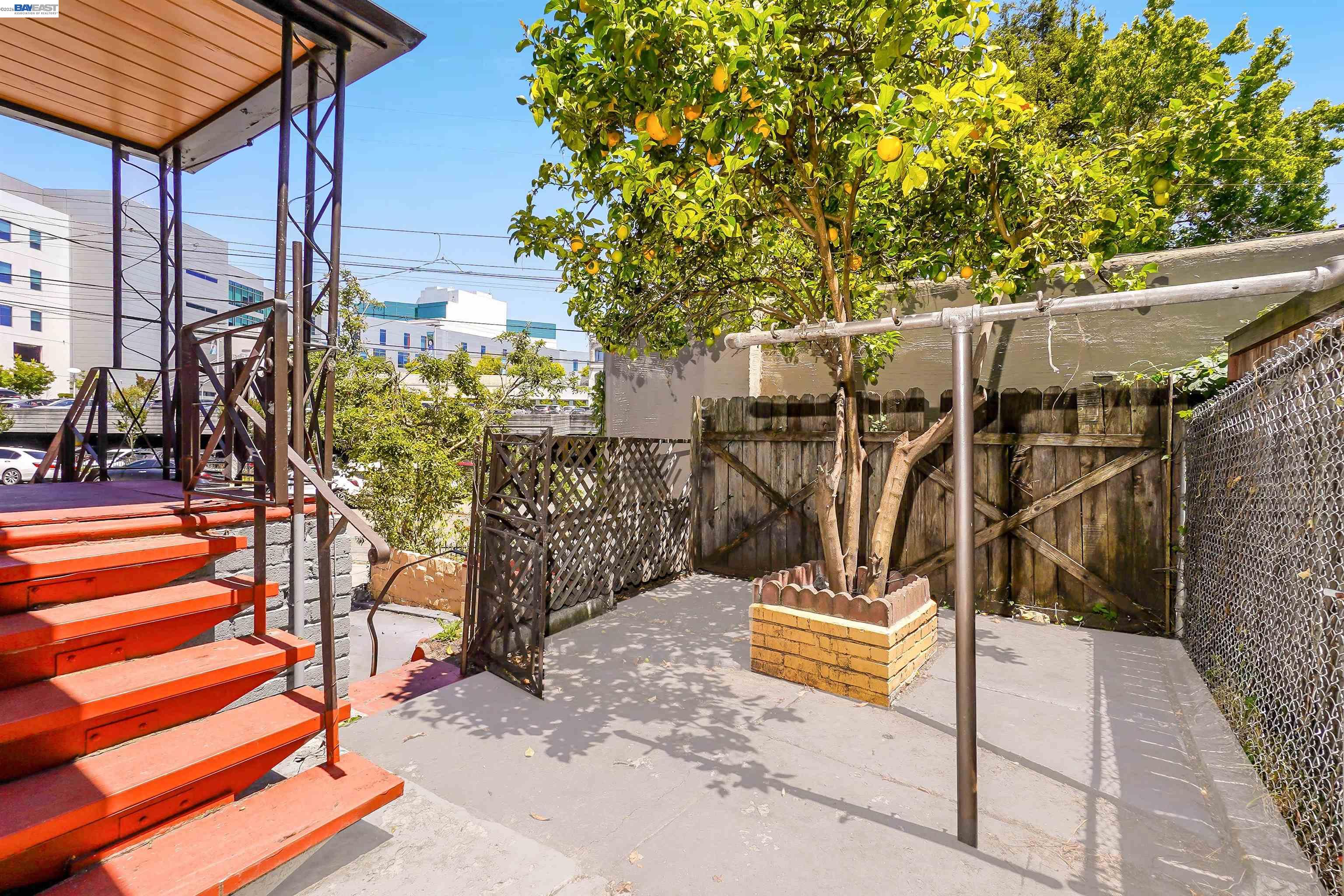 Detail Gallery Image 3 of 22 For 2821 Vallecito Pl, Oakland,  CA 94606 - 3 Beds | 1 Baths